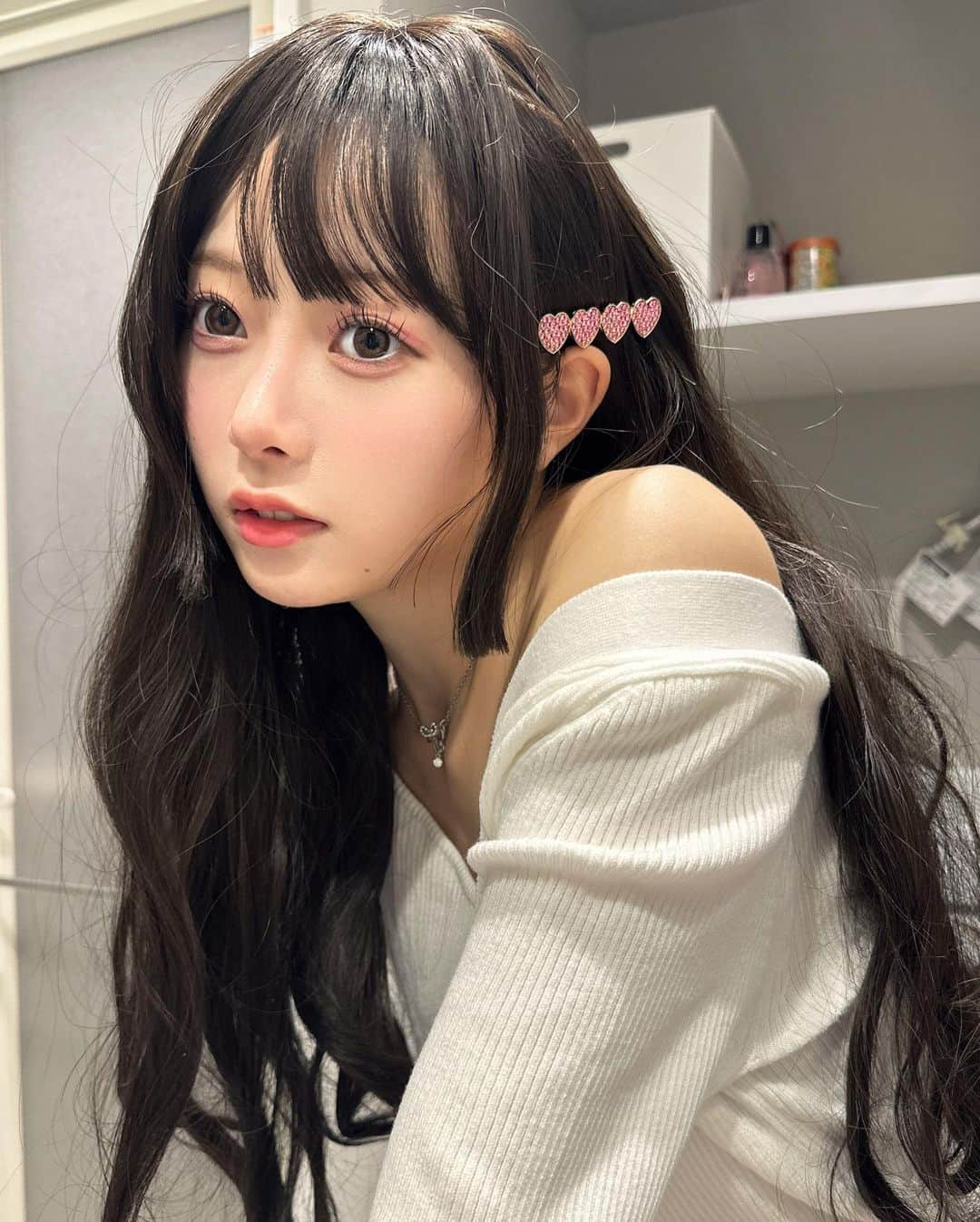 橋本桃呼のインスタグラム：「トッポギ食べにいかない？？🖤🇰🇷  『イ・ドゥナ』っていうドラマ大好きすぎて真似してみた🥹 姫カット〜〜🫶  髪のびた！！ っていうのはウソでウィッグだよ〜〜💆🏻‍♀️  #イドゥナ #netflix #doona #kdrama #ウィッグ #韓ドラ #姫カット #ロングヘア #longhair #instagramjapan  #instagood #instapic #instagood #japanesegirl #japaneseidol #kawaiigirl #followme #일상 #셀카 #셀스타그램」