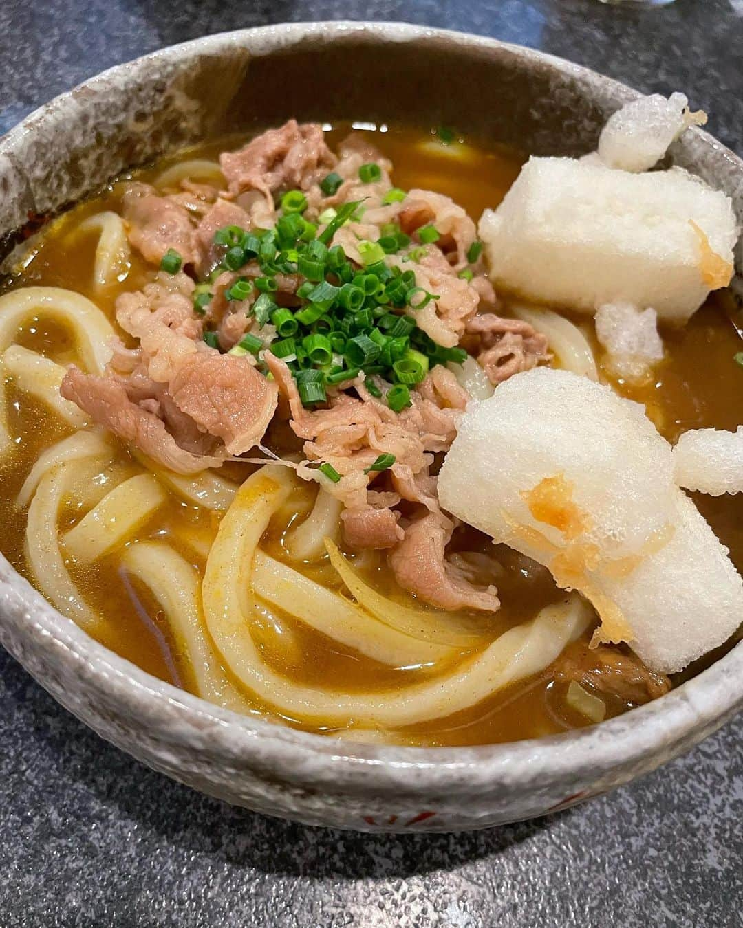 モリスのインスタグラム：「香川でお酒飲んだあとはカレーうどんで締めるのよ  #鶴丸 #カレーうどん #うどん #香川県 #高松」