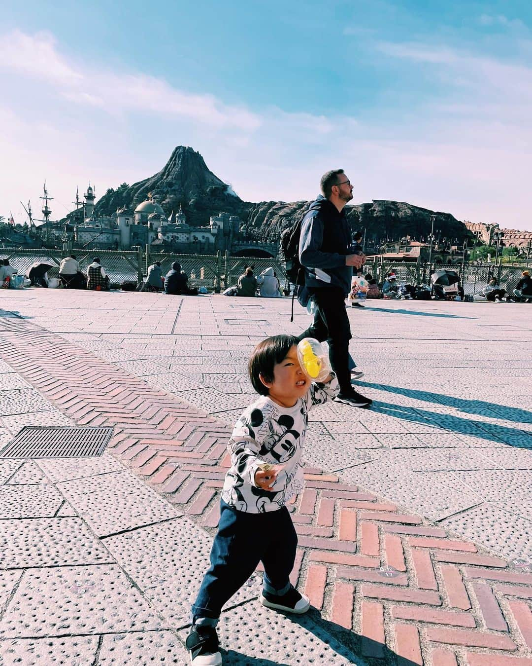 さえりさんのインスタグラム写真 - (さえりInstagram)「はじめてのディズニーシー🌋🌏 かっこいいポーズして！っていうと、いろんな少年っぽいバリエーションポーズをしてくれるようになった💐  前の日から「ジーニーに会ったら、こんにちは！って言うの」って何回も練習してたくせに、実際にジーニーが近づいてくると大泣き。「おっきくて…こわかったの…」って何度も言っていて、百点満点の2歳ムーブ🧞  しかし…ランドよりやっぱり広いので、効率よく回るのむずいな…なんにせよ、楽しそうだったのでいいか。またクリスマス時期のランドもなんとかねじ込んで行きたい所存。  シーの思い出はnoteのメンバーシップに書くよ📝」11月20日 19時10分 - n908sa