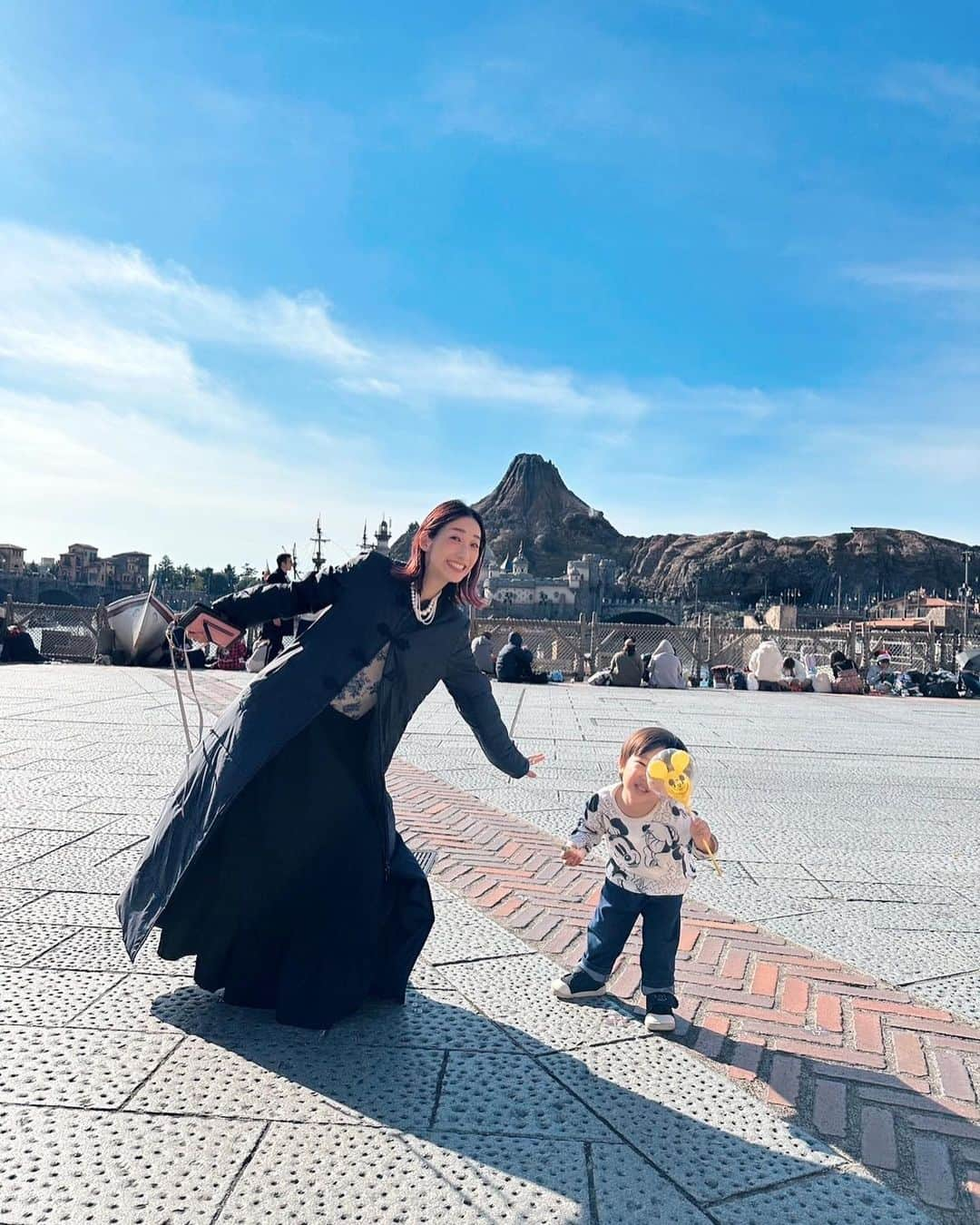 さえりのインスタグラム：「はじめてのディズニーシー🌋🌏 かっこいいポーズして！っていうと、いろんな少年っぽいバリエーションポーズをしてくれるようになった💐  前の日から「ジーニーに会ったら、こんにちは！って言うの」って何回も練習してたくせに、実際にジーニーが近づいてくると大泣き。「おっきくて…こわかったの…」って何度も言っていて、百点満点の2歳ムーブ🧞  しかし…ランドよりやっぱり広いので、効率よく回るのむずいな…なんにせよ、楽しそうだったのでいいか。またクリスマス時期のランドもなんとかねじ込んで行きたい所存。  シーの思い出はnoteのメンバーシップに書くよ📝」