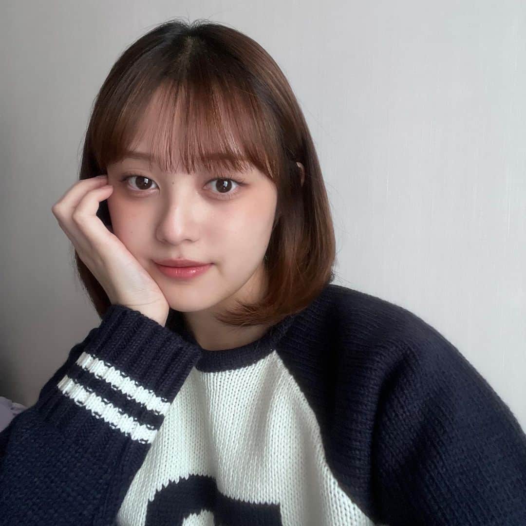 福山絢水のインスタグラム：「季節の変わり目は特に肌の調子が変わりやすいから スキンケアもそれに合わせてるんだけど、 最近はダーマセプトRX AZAセラムを使って肌トラブル*防いで安定させてる🩵 ロート製薬の新ブランドから生まれたアイテムで美容医療発想のセラムなの…✨ 私のように乾燥の肌あれなどで悩んでる方にもおすすめのアイテム！  これからの寒い季節に大事なスキンケアのひとつで、肌の調子が悪い時のお守りコスメ！♡  *乾燥による肌あれのこと #PR #ロート製薬 #ダーマセプトRX #スキンケア」