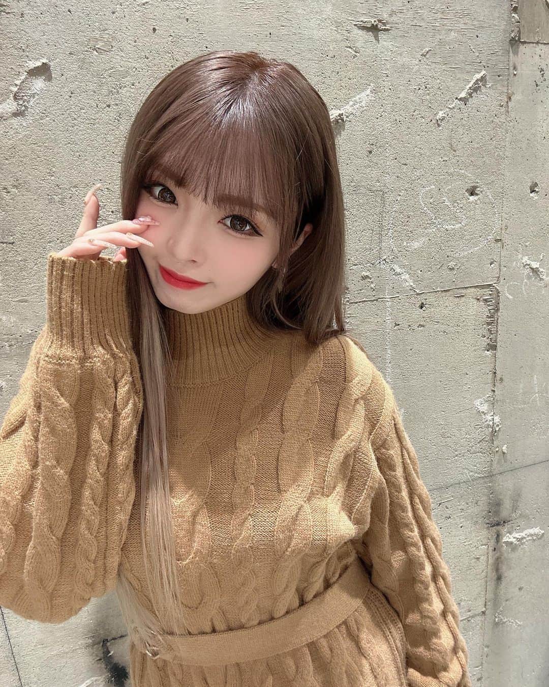 古川結菜のインスタグラム：「ネイルと髪色変えた~🥰🥰🥰 冬仕様にしてもらいましたｯ🥺💗 めちゃめちゃかわいい最高ﾃﾞｽｯ🥹💗  💇‍♀️💗 @luxen_shuto_shibuya  💅🌟 @lapis_manami」