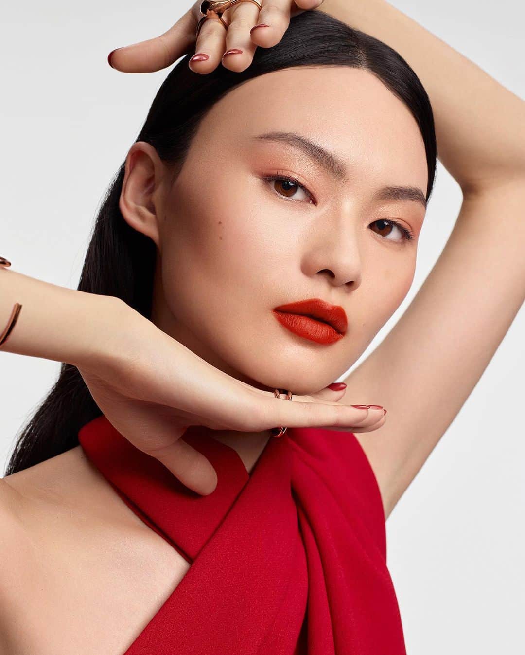 Lancôme Officialのインスタグラム：「Strike a pose with L’Absolu Rouge Drama Matte and @heconghc. Try He Cong’s select shade: 196 French Touch.  #Lancome #LAbsoluRouge #Makeup」