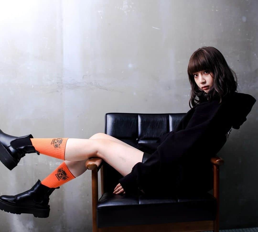 荻野由佳のインスタグラム：「JERRYTRADモデルをさせていただきました🧦  パーカーはもちろん、ソックスも アクセントとなって可愛い🖤  -——— ◾︎Pre order 11.20 Mon 19:00 - 11.26 Sun 0:00  ※Online store  https://jerrytrad.official.ec/  ◾︎Model 荻野由佳@ogiyuka_ippaiwarae216  一一一一一一一一一一一一一一一一一一 ALL GREEN island/alley  1F, 2-28-8, Ikejiri, Setagaya, Tokyo, 154-0001, Japan  18:00 - 27:00 11:00 - 15:00 & 18:00 - 27:00 （Sat, Sun, and holidays）  Thursday Closed.  #jerrytrad #socks #allgreen #JERRYTRAD #PR」