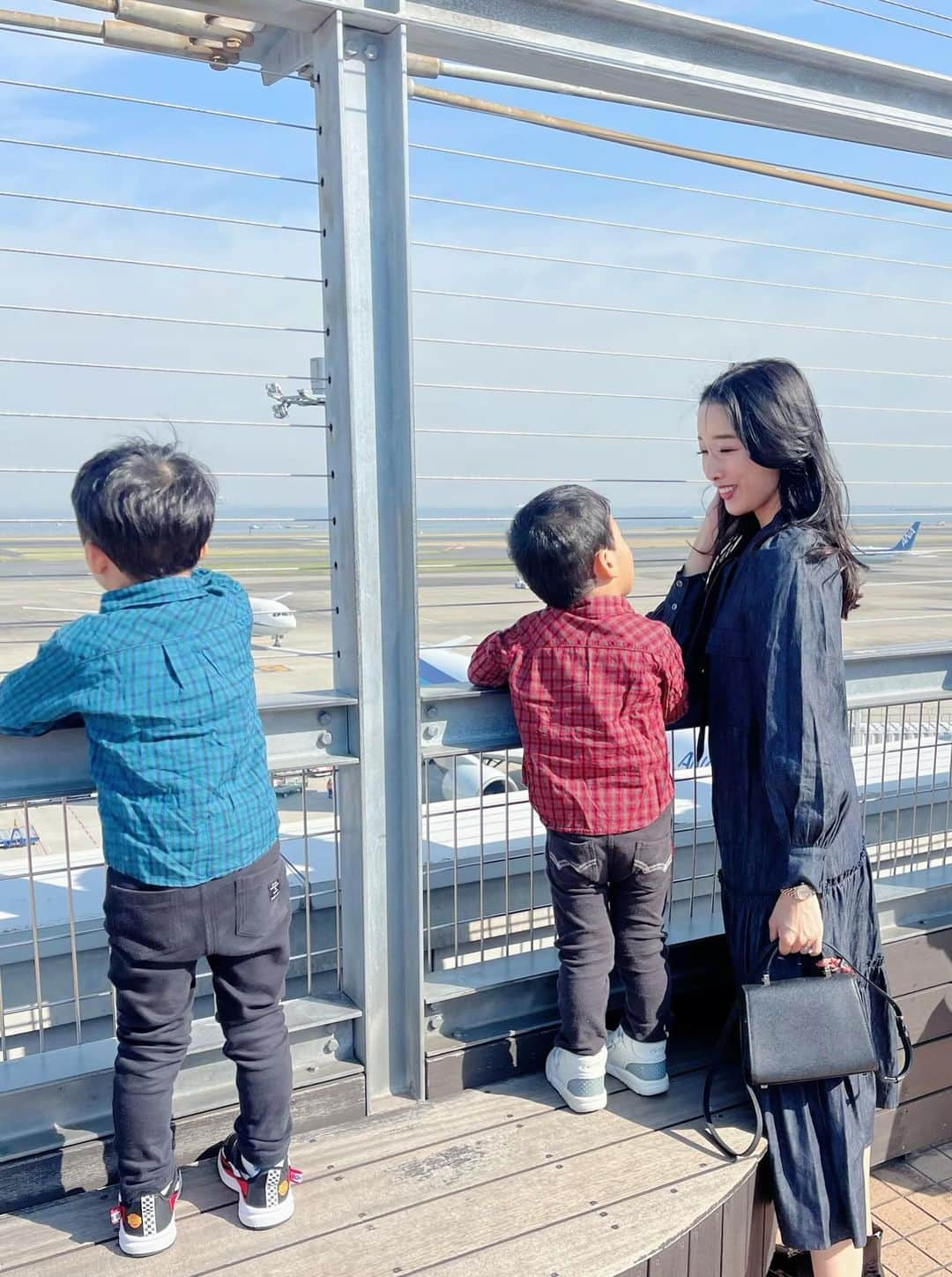 越馬千春のインスタグラム：「.  ✈️☀️ 👦🏻👦🏻『飛行機みたーい✈️』のリクエストで羽田空港へ✨ 男の子あるあるなのか離陸着陸を見るのが大好きで しばらく真剣な様子でした🤍👀  #onepiece ..#maronenonfee (@maronenonfee )  子供達といると日々いろんな感情になる✨🙏 お空と飛行機を見て清々しい気持ちに🤍✈️  #coordinate #コーディネート #コーデ #fashion #ootd #おでかけコーデ#ママコーデ#いつコ#ブルベ夏 #骨格ナチュラル #ソフトエレガント#onepieceholic#羽田空港#子連れお出かけスポット  #ママライフ#ママ#育児日記#年子育児#年子兄弟#年子兄弟」