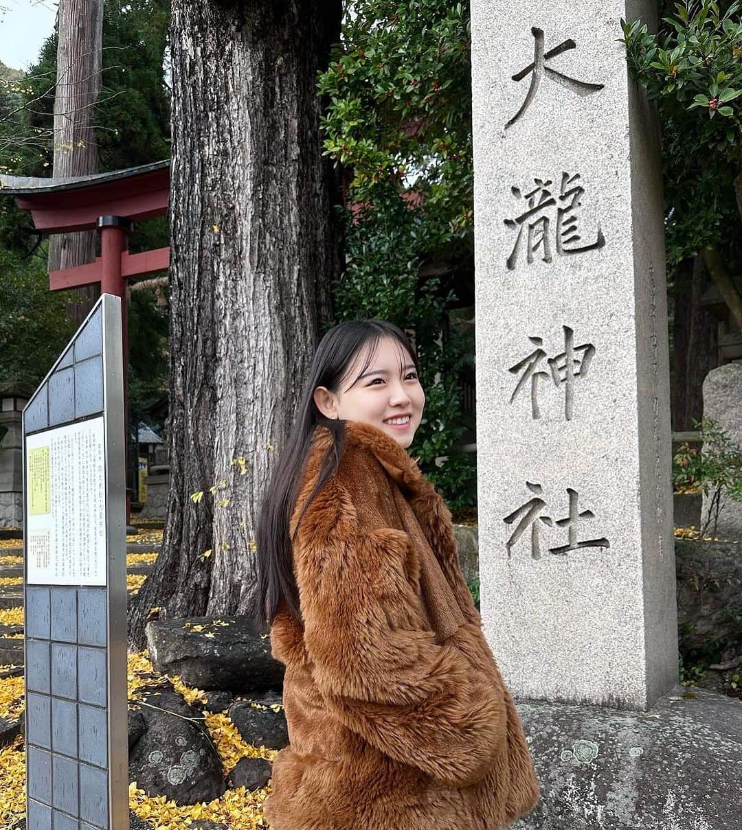大瀧沙羅さんのインスタグラム写真 - (大瀧沙羅Instagram)「『衝撃のベビーフェイス』こと、 さら です👶🫧　@sara_1206insta  今日は、大瀧神社⛩  皆さん、あれ？って思いました？  そうなんです！ 私の名字の大瀧です！😆  皆さんは自分の名前の神社に行った事ありますか？  どうしても行ってみたかったので、京都に行く事があり行ってきました🥰  大瀧神社の始まりは、平安時代推古天皇が治めていたあたりに大伴連大瀧が神様の降臨を願って建立されたそうです😳  大瀧神社の社殿は、日本一複雑と言われていて、屋根の破風の作りが重なっていたりと実際に見てもどうなってるんだろ？というくらいの作りになってます！  写真の通り入母屋破風、千鳥破風、唐破風と破風に破風が重なってすごいことになってます😂  世界的にも注目の建築物なのだけありました🤩  昔の技術の一部は、職人と共に失われてしまったとも言われているので、こういった歴史的遺物は、大切に継承されると良いなぁ🥺  自分の先祖？かわからないですが、名字のルーツだと思われる神社を見れて良かったです☺️  神社巡りにも今後ハマりそうだなぁ🥰  📢お知らせ📢  ●誕生日会&クリスマス会  日時:12月16日夜予定 場所:都内 ご応募いただいた方に詳細お送り致します。 募集はお待ちください  ●ファンクラブ ハイライト、Twitterから確認ください 私の自由な姿が見られます🥰  ↓他の投稿はこちら↓ @sara_1206insta  #大瀧沙羅　#衝撃のベビーフェイス #ベビーフェイス #京都　#滋賀　#福井 #お参り #大瀧神社　#破風　#建築物 #歴史　#神社巡り　#ご先祖様」11月20日 19時04分 - sara_1206insta