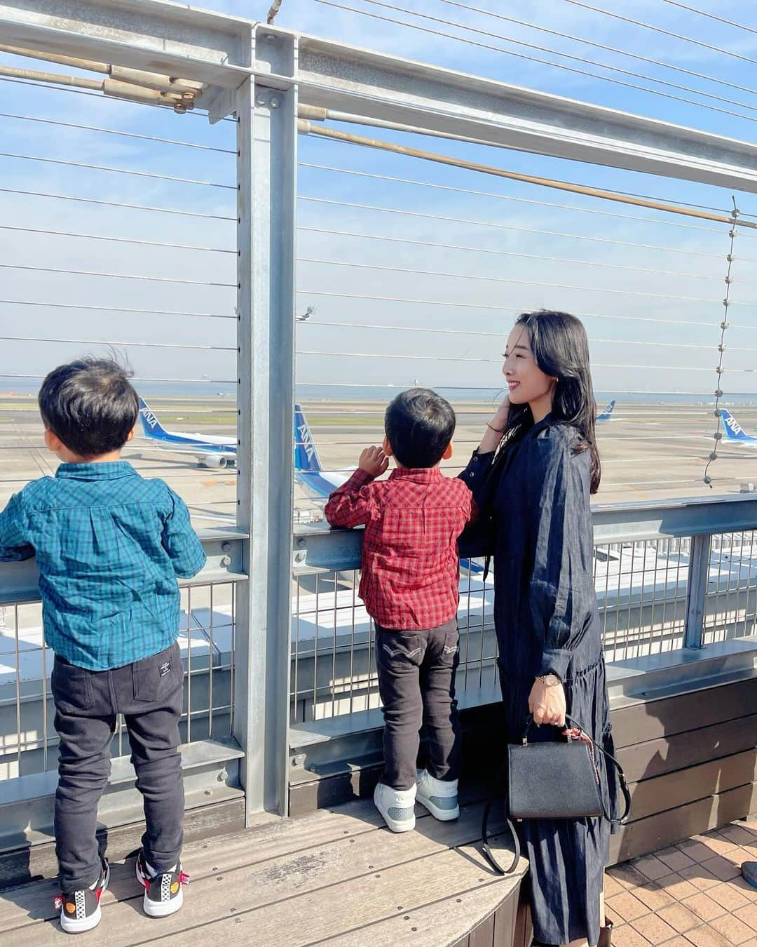 越馬千春さんのインスタグラム写真 - (越馬千春Instagram)「.  ✈️☀️ 👦🏻👦🏻『飛行機みたーい✈️』のリクエストで羽田空港へ✨ 男の子あるあるなのか離陸着陸を見るのが大好きで しばらく真剣な様子でした🤍👀  #onepiece ..#maronenonfee (@maronenonfee )  子供達といると日々いろんな感情になる✨🙏 お空と飛行機を見て清々しい気持ちに🤍✈️  #coordinate #コーディネート #コーデ #fashion #ootd #おでかけコーデ#ママコーデ#いつコ#ブルベ夏 #骨格ナチュラル #ソフトエレガント#onepieceholic#羽田空港#子連れお出かけスポット  #ママライフ#ママ#育児日記#年子育児#年子兄弟#年子兄弟」11月20日 19時05分 - chiharukoshiba