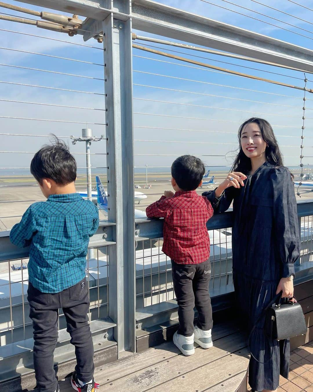 越馬千春さんのインスタグラム写真 - (越馬千春Instagram)「.  ✈️☀️ 👦🏻👦🏻『飛行機みたーい✈️』のリクエストで羽田空港へ✨ 男の子あるあるなのか離陸着陸を見るのが大好きで しばらく真剣な様子でした🤍👀  #onepiece ..#maronenonfee (@maronenonfee )  子供達といると日々いろんな感情になる✨🙏 お空と飛行機を見て清々しい気持ちに🤍✈️  #coordinate #コーディネート #コーデ #fashion #ootd #おでかけコーデ#ママコーデ#いつコ#ブルベ夏 #骨格ナチュラル #ソフトエレガント#onepieceholic#羽田空港#子連れお出かけスポット  #ママライフ#ママ#育児日記#年子育児#年子兄弟#年子兄弟」11月20日 19時05分 - chiharukoshiba