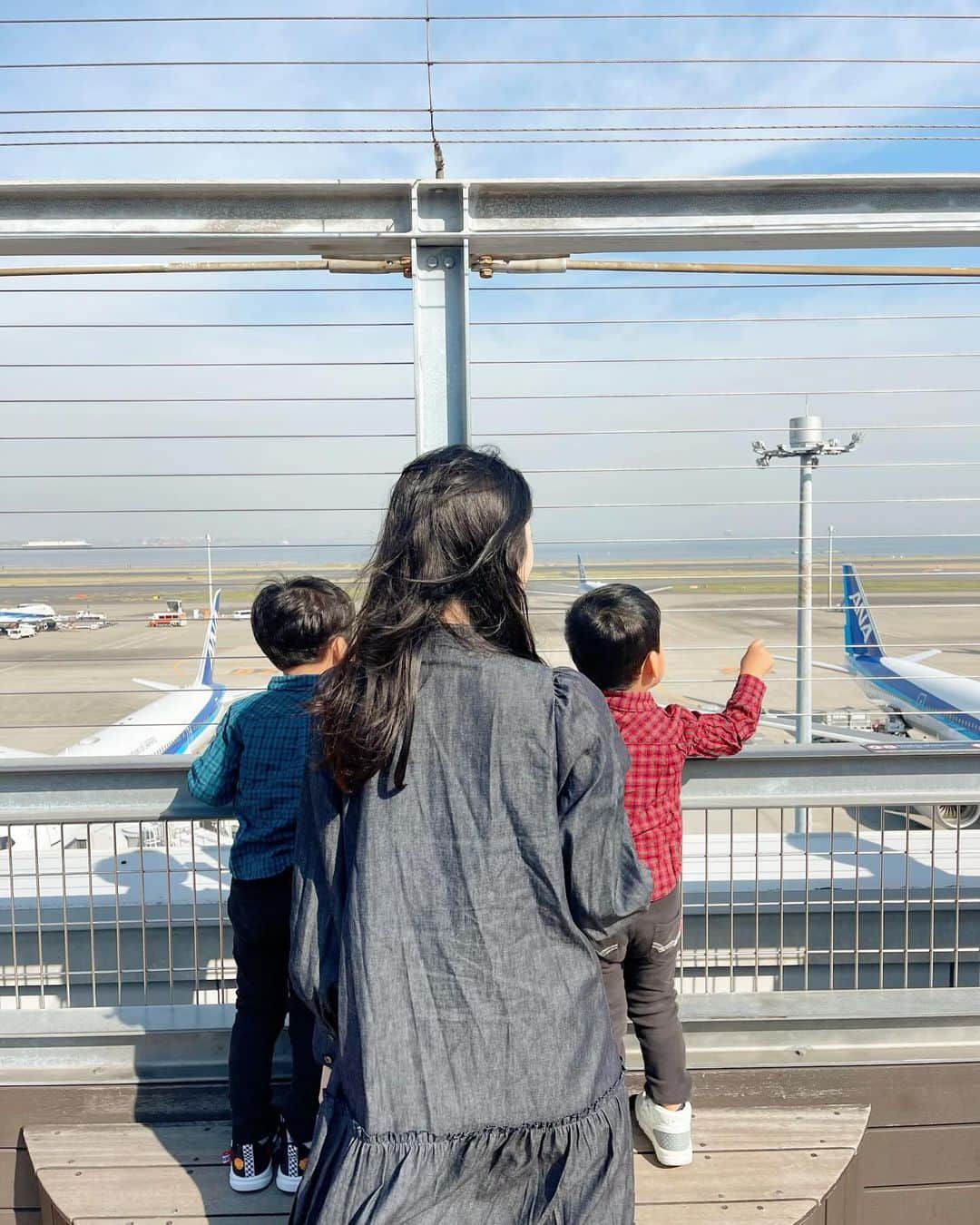 越馬千春さんのインスタグラム写真 - (越馬千春Instagram)「.  ✈️☀️ 👦🏻👦🏻『飛行機みたーい✈️』のリクエストで羽田空港へ✨ 男の子あるあるなのか離陸着陸を見るのが大好きで しばらく真剣な様子でした🤍👀  #onepiece ..#maronenonfee (@maronenonfee )  子供達といると日々いろんな感情になる✨🙏 お空と飛行機を見て清々しい気持ちに🤍✈️  #coordinate #コーディネート #コーデ #fashion #ootd #おでかけコーデ#ママコーデ#いつコ#ブルベ夏 #骨格ナチュラル #ソフトエレガント#onepieceholic#羽田空港#子連れお出かけスポット  #ママライフ#ママ#育児日記#年子育児#年子兄弟#年子兄弟」11月20日 19時05分 - chiharukoshiba