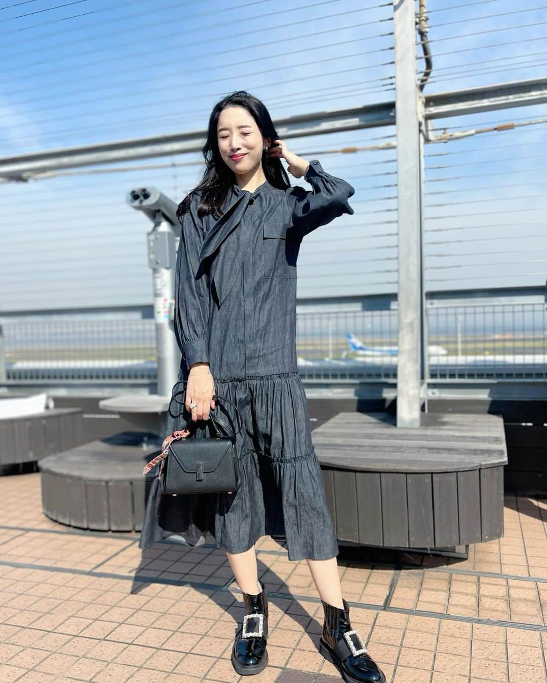 越馬千春さんのインスタグラム写真 - (越馬千春Instagram)「.  ✈️☀️ 👦🏻👦🏻『飛行機みたーい✈️』のリクエストで羽田空港へ✨ 男の子あるあるなのか離陸着陸を見るのが大好きで しばらく真剣な様子でした🤍👀  #onepiece ..#maronenonfee (@maronenonfee )  子供達といると日々いろんな感情になる✨🙏 お空と飛行機を見て清々しい気持ちに🤍✈️  #coordinate #コーディネート #コーデ #fashion #ootd #おでかけコーデ#ママコーデ#いつコ#ブルベ夏 #骨格ナチュラル #ソフトエレガント#onepieceholic#羽田空港#子連れお出かけスポット  #ママライフ#ママ#育児日記#年子育児#年子兄弟#年子兄弟」11月20日 19時05分 - chiharukoshiba