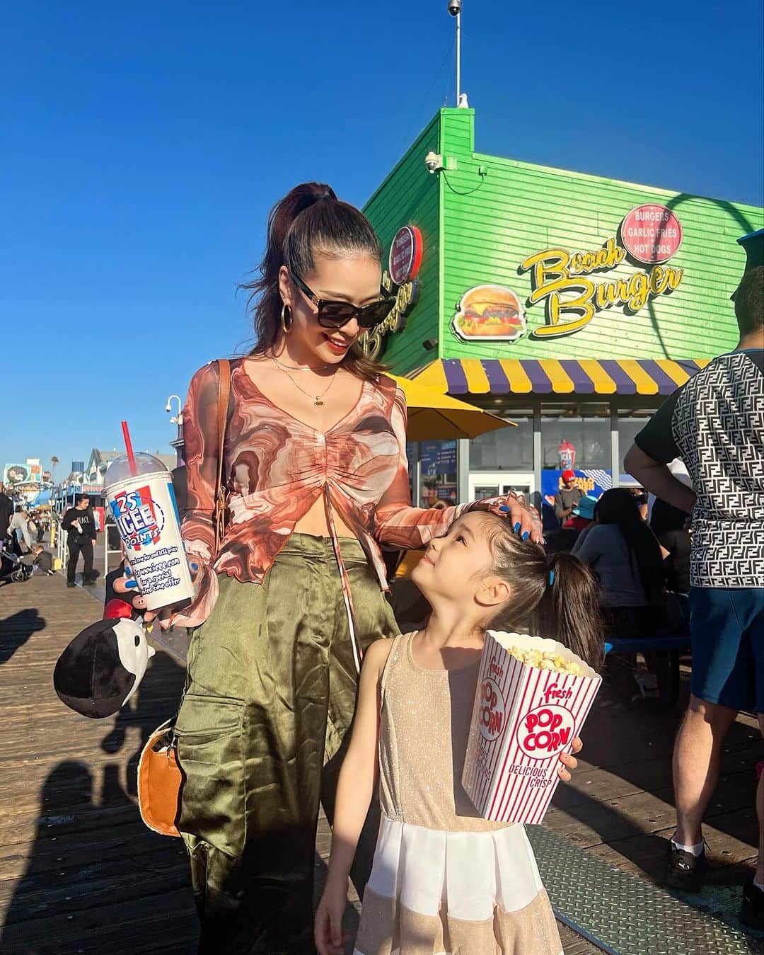 紅蘭のインスタグラム：「LA買い付け🇺🇸 休憩時間でサクッとサンタモニカぷらぷら！ 気持ちよかったねー☀️ いつも私のハードスケジュールについて 来てくれてありがとうBaby❤️ 年末年始に向けて突っ走るぞーー！！  　 🦋BROSKYからお知らせ🦋 BROSKY美容液（ミニクリーム付き） BROSKYアイクリーム（ミニクリーム付き） 明日、11月21日(火) 発売決定！！ 朝9:00〜、夜21:00〜  美容液orアイクリームをご購入頂きました方に BROSKYフェイシャルクリームのミニサイズが ノベルティとして付いてきます！ この機会にぜひ！！  ※ノベルティ無くなり次第終了。  お見逃しなく！！  #紅蘭」