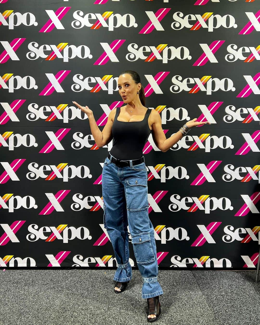 リサ・アンさんのインスタグラム写真 - (リサ・アンInstagram)「My full @sexpoaustralia @lovexaus recap is available for on my podcast 🎧: on all listening platforms  📺: on @youtube 📍TheRealLisaAnn  Subscribe, rate & review! ✔️  #thelisaannexperience #podcast #thereallisaann」11月21日 0時05分 - thereallisaann