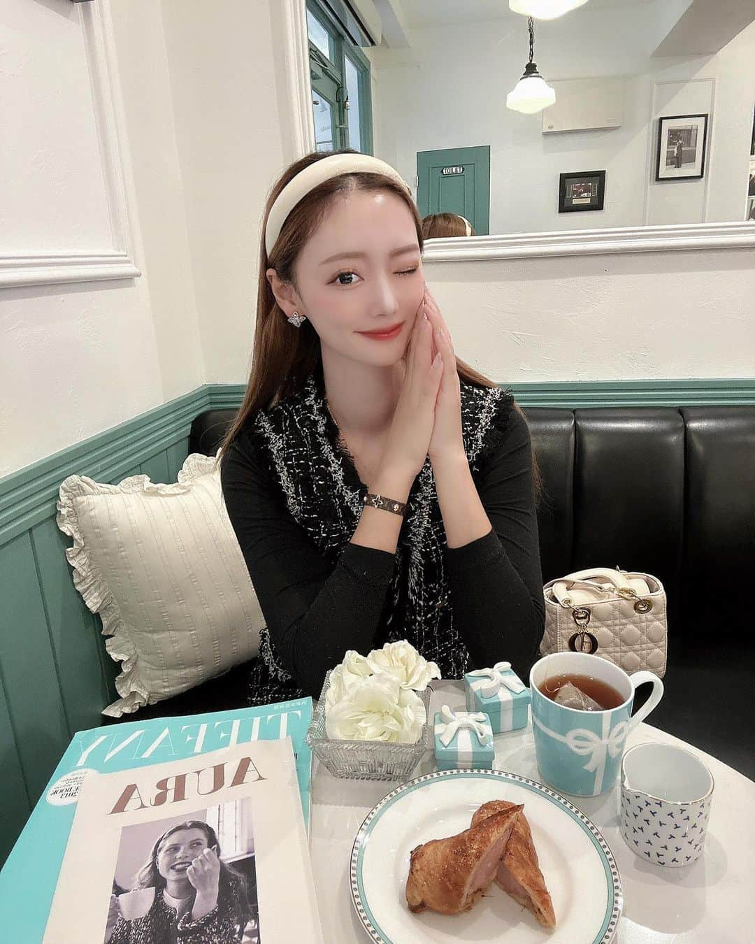 yuukachiのインスタグラム：「Tiffany Cafe☕️🩵   お気に入りの水色カフェ💭  何回行ってもTiffanyの世界観にいるようで楽しい♡♡  #中崎町カフェ#梅田カフェ#大阪カフェ #大阪カフェ巡り#カフェ巡り#水色カフェ #Tiffanycafe#tiffanyandco#ティファニーカフェ」