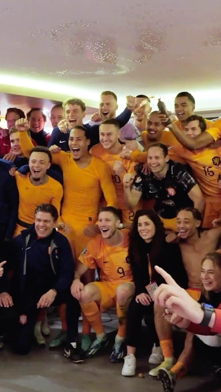 サッカー オランダ代表チームのインスタグラム：「The making of 📸🦁!   Love this team! 🧡  #NothingLikeOranje #CreateHistory」