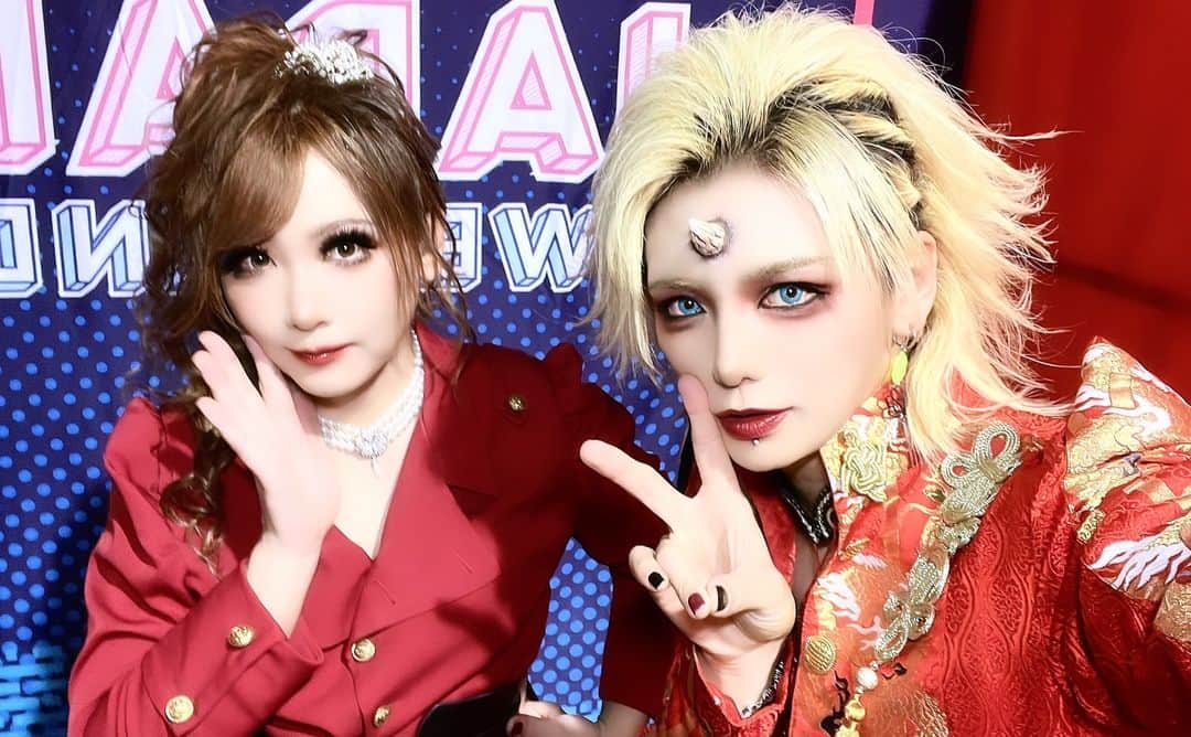 幸樹のインスタグラム：「Gracias por el último día en España. Fue muy divertido. Quiero verlos a todos nuevamente el año que viene.  Sigamos conectados en nuestros corazones incluso si estamos lejos.  最終日終了！  頼りになるHIZAKIさんと一緒に今年も海外に立たせてもらってありがたき幸せ。  肌で感じたのは、まだまだ日本のビジュアル系が好きなバンギャは沢山世界にいるよ。  胸を張れビジュアル系！衰退なんて脳裏に入れるな！  #ダウト #ビジュアル系 #ヴィジュアル系 #音楽 #ポートレート #メイク #和メイク #メイクアップ #ヘアアレンジ #一眼レフ #japan #visual #visualkei  #kimono #japanweekendvalencia  #japanweekend  #instagood #fashion #happy #followme #follow #hizaki  #music #haircolor #makeup #photography #メイク男子  #和服  #集合写真  #派手和服」