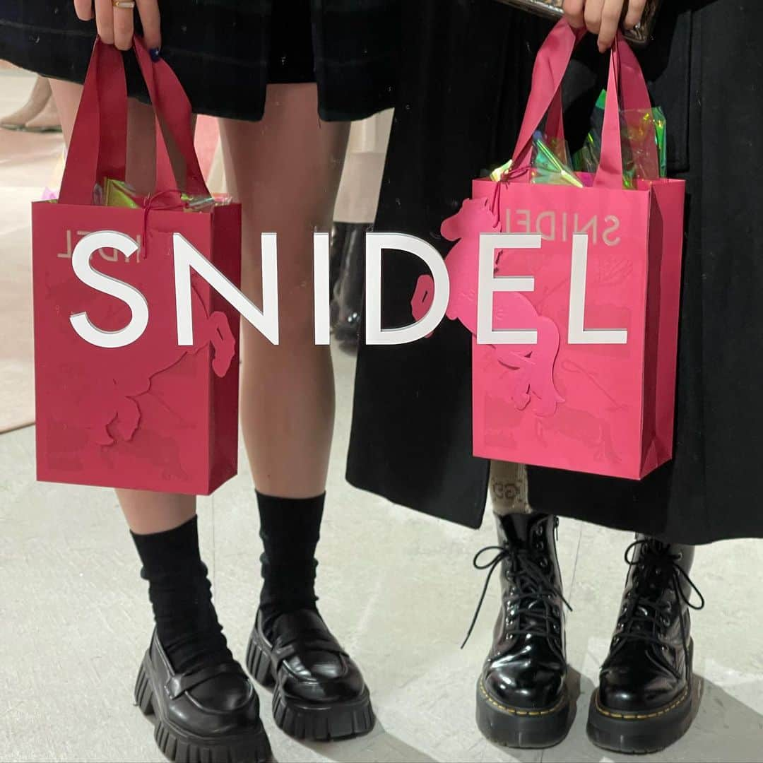 蘂さんのインスタグラム写真 - (蘂Instagram)「@snidel_official & @snidelbeauty の 限定ホリデーイベントに遊びに行ってきました𓂃🎀𓈒𓏸  ドレスや小物、コスメまでクリスマスで使えそうな 可愛いアイテムがたくさんあってピンク大好きな私からしたら 素敵すぎる空間でした⋆* ・ ・ ・ #pr #snidel #スナイデル #23wintersnidel  #snowmagicholiday #popup」11月20日 19時13分 - zui____chan