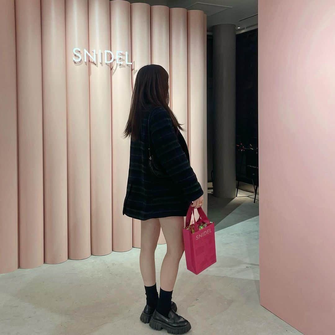 蘂さんのインスタグラム写真 - (蘂Instagram)「@snidel_official & @snidelbeauty の 限定ホリデーイベントに遊びに行ってきました𓂃🎀𓈒𓏸  ドレスや小物、コスメまでクリスマスで使えそうな 可愛いアイテムがたくさんあってピンク大好きな私からしたら 素敵すぎる空間でした⋆* ・ ・ ・ #pr #snidel #スナイデル #23wintersnidel  #snowmagicholiday #popup」11月20日 19時13分 - zui____chan