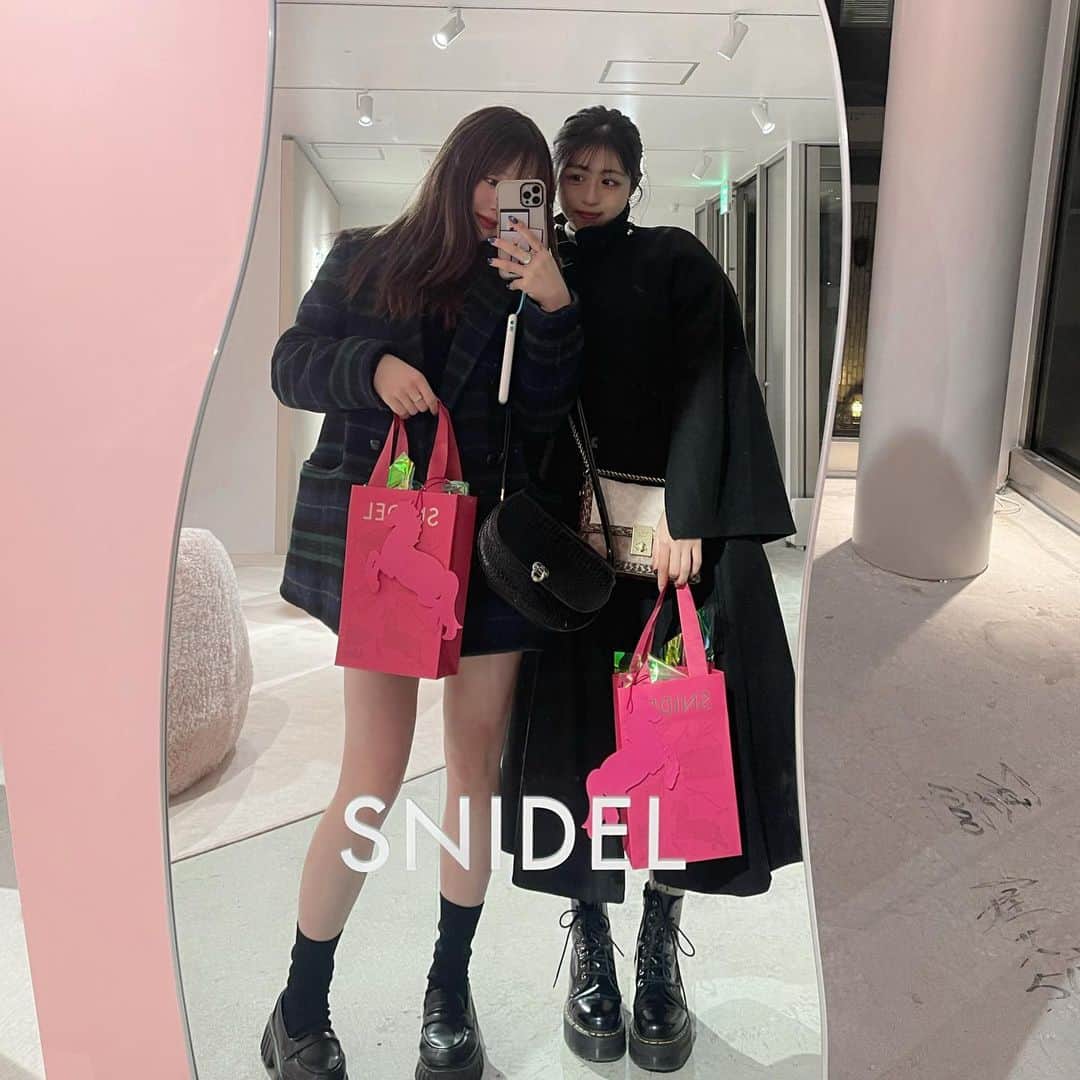 蘂のインスタグラム：「@snidel_official & @snidelbeauty の 限定ホリデーイベントに遊びに行ってきました𓂃🎀𓈒𓏸  ドレスや小物、コスメまでクリスマスで使えそうな 可愛いアイテムがたくさんあってピンク大好きな私からしたら 素敵すぎる空間でした⋆* ・ ・ ・ #pr #snidel #スナイデル #23wintersnidel  #snowmagicholiday #popup」