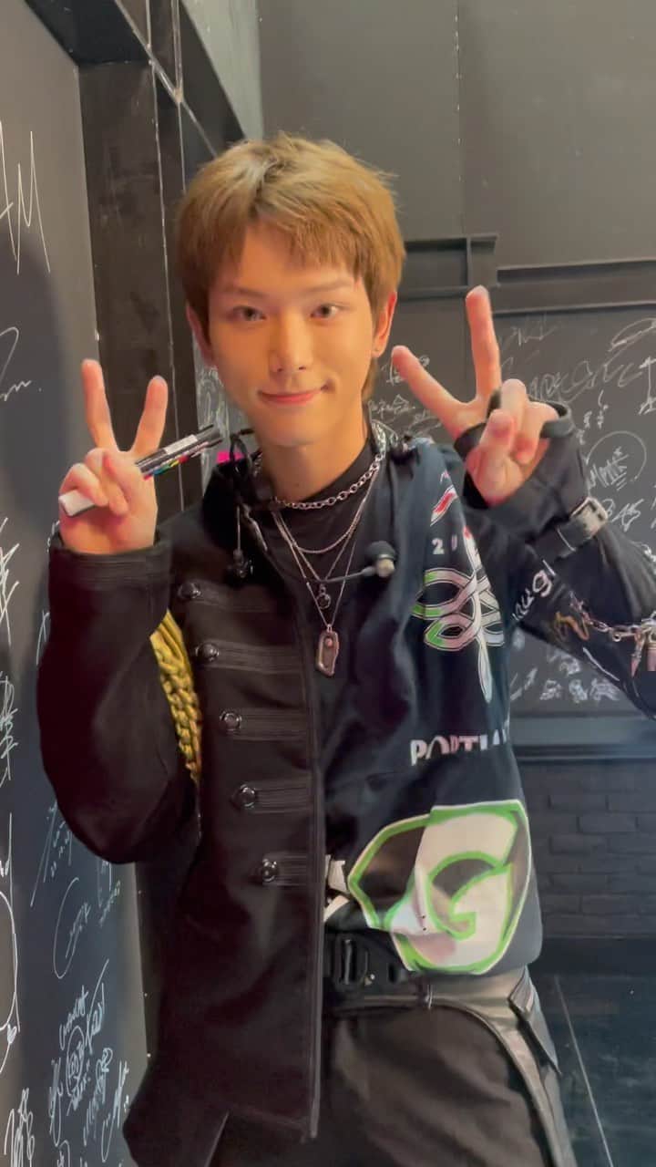 のインスタグラム：「#CDTVライブライブ インスタ限定！激レア★サインムービー配信中 #andTEAM のみなさん ⁡ 「War Cry」を披露していただきました🐺🌙 みなさんがかっこいいのはいつものことですが 今回ダンスの迫力が凄すぎます！😵‍💫💫 ⁡ 1ミリも見逃したくないかっこよすぎるステージをありがとうございました！✨ ⁡ #CDTV #TBS」