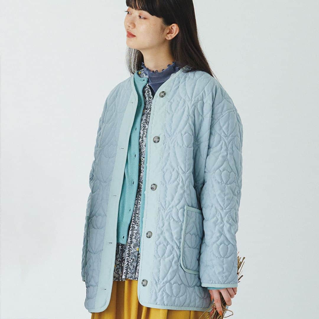 marbleSUD(マーブルシュッド) のインスタグラム：「アウターが必要な冷え込みが続いていますね。marble SUD、今年一押しのキルティングジャケットは、“チューリップ柄”🌷🌷🌷さりげないお花モチーフが大人可愛い一品です。ピーチスキンのようなマットな生地感も上品ですね。 掲載色のSAXの他に、MOCA、IVORY、BLACKのご用意もございます。アウター探しにお悩みの方は必見ですよ🔍」