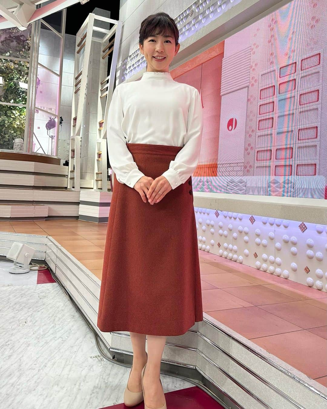 松尾由美子さんのインスタグラム写真 - (松尾由美子Instagram)「. 週末、こどものリクエストに応えて バスに乗ってお出かけしました。 お散歩しながら「空気が美味しいねぇ」と私が言うと こども「クッキーどこ？」 しばらく空気とはなんぞやの説明に追われました。 いざ説明しようとすると難しいものですね。  今週もどうぞよろしくお願いします。  ブラウス、スカート KEITH @keith.jp  イヤリング MELODY @melodyaccessory.official  クラシカルなコーデ。 控えめな襟のフリルが顔をパッと明るい印象に。 朱色のスカートがポイント。  #松尾と服 #衣装」11月20日 19時16分 - yumikomatsuo5