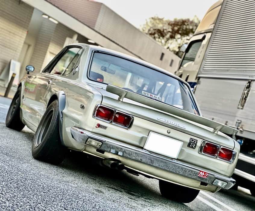 のインスタグラム：「23日のラリー参加の為、カトリさんにハコスカをチェックして貰いました。 カトリさん、ありがとうございました😊👍 お肉も最高でした🙇‍♂️ごちそうさまでした👍 高速道路で、S20エンジンサウンドが、心地良かった👍 この車も、モデル化されましたね‼️ 今やプレミア付いていてビックリ‼️ 久々のラリー、ベレーノの弓さんと頑張ります💪」