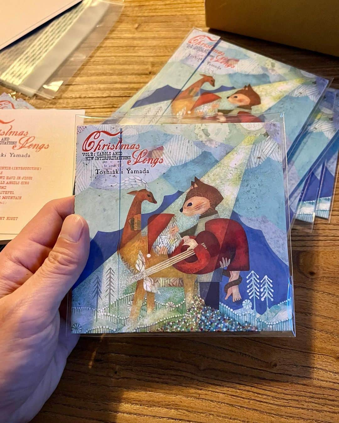 山田稔明さんのインスタグラム写真 - (山田稔明Instagram)「今日くらいから『Christmas Songs vol.2 - carols and new interpretations』が皆さんのポストに届き始めることと思います。様々な想いと祈りを込めて作りました。これから年末までたくさん聴いてください。ハッシュタグつけてSNSに投稿してもらえたら嬉しいです。 #山田稔明 #christmassongs2」11月20日 19時20分 - toshiakiyamada