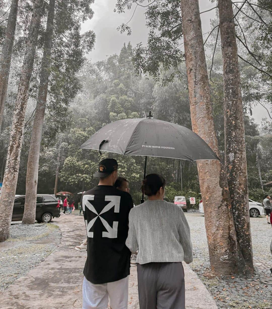ジェシカ・イスカンダルさんのインスタグラム写真 - (ジェシカ・イスカンダルInstagram)「Safari seharian sama sayang-sayangku.. menikmati alam sambil memperkenalkan dunia satwa sama member baru keluarga Verhaag, Don.」11月20日 19時20分 - inijedar