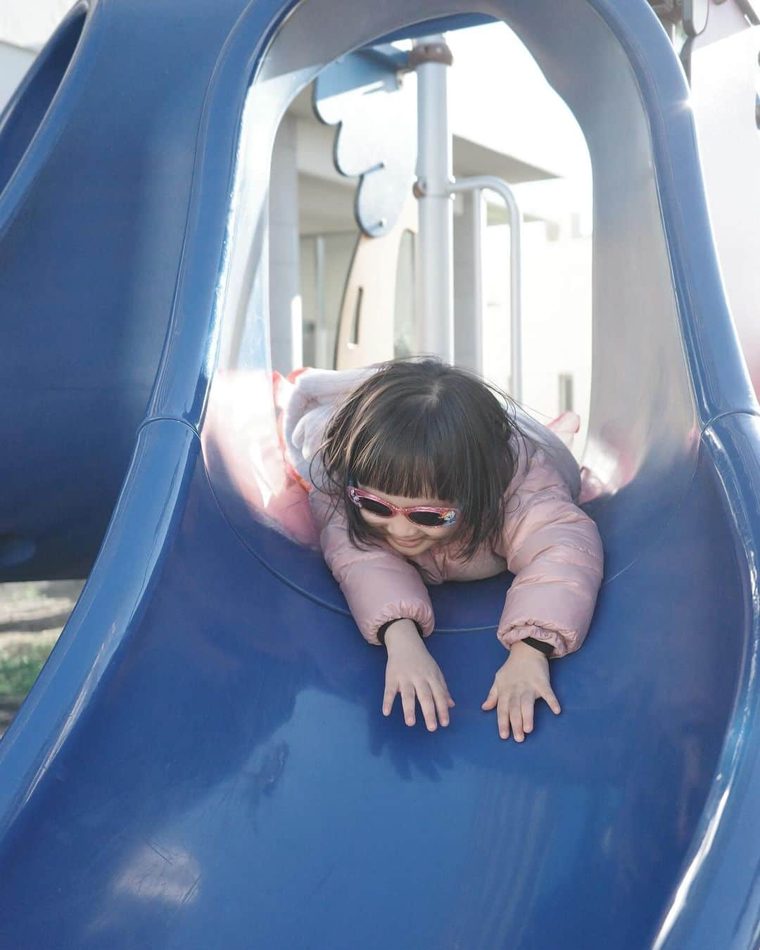 デフィ・キナル・プトリのインスタグラム：「seneng banget banyak playground gratisan🙏🏻😭🩷🤣」