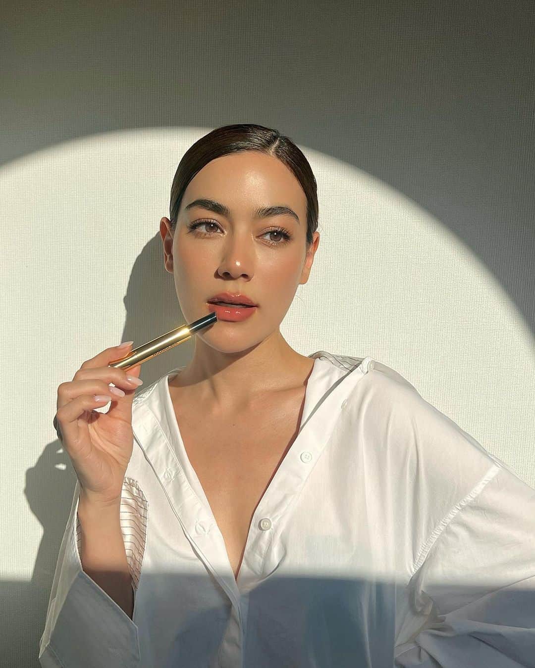 キンバリー・アン・ウォーテマス・ティアムシリのインスタグラム：「These @hourglasscosmetics Phantom Glossy Balms have taken over my heart! Sheer color and high shine, more beautiful shades for this season. I‘m wearing (Sense)   #HourglassCosmeticsThailand  มีวางจำหน่ายที่เคาน์เตอร์อาวร์กลาส ทุกสาขา, Central Online, M Online, Sephora ทุกสาขา Line Official Account @HourglassCosmetics」