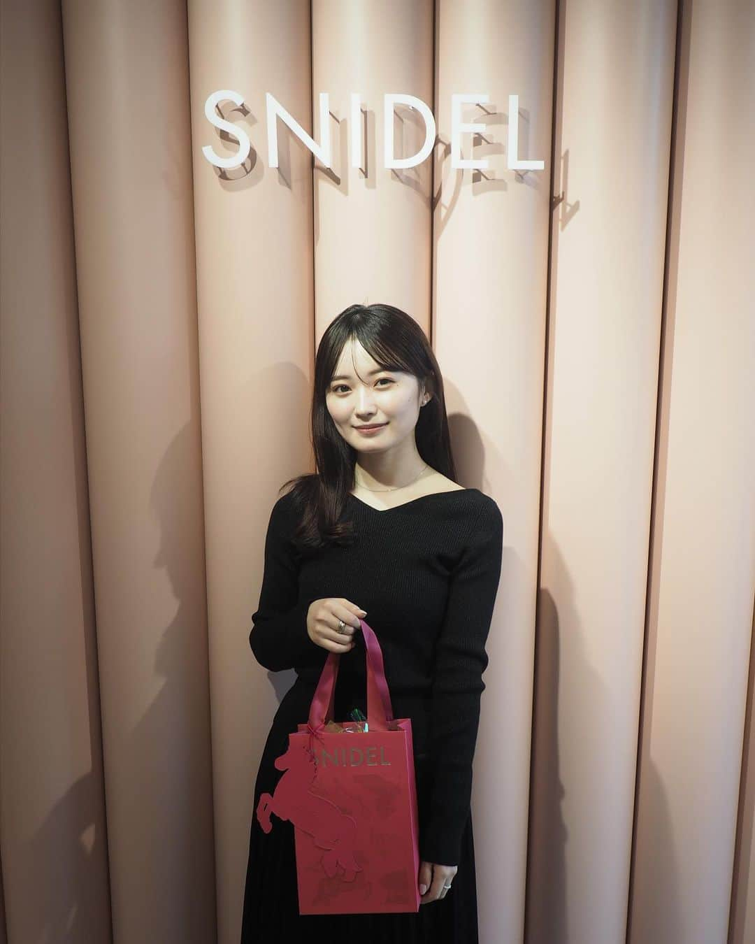 角川友紀さんのインスタグラム写真 - (角川友紀Instagram)「SNIDEL Snow Magic Holiday🎄 SNIDEL @snidel_official の 限定ホリデーイベントにお邪魔しました ⁡ ブランドの可愛い世界観がさらに詰まっていて お洋服も小物もショッパーもスイーツも ビビットなピンクがメインカラーで可愛かったです🎀 ⁡ SNIDEL BEAUTY @snidelbeauty のコスメは 使いやすそうな柔らかいピンクベージュの色味で デートにもいいしラッピングも可愛かったのでギフトにも💄 クリスマスがさらに楽しみになりました🎅🏻 ⁡ 限定ショッパーは23日(木)からお店でもらえるみたいです🦄 ⁡ #PR#SNIDEL#23WinterSNIDEL #snowmagicholiday#POPUP #スナイデル#クリスマスコフレ」11月20日 19時21分 - ykinconiky