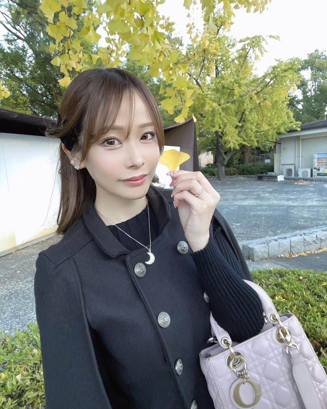 MIIさんのインスタグラム写真 - (MIIInstagram)「久しぶりにお外出てみたら 太陽が眩しすぎた🍂 3週間ぶりのお化粧🍂🍂笑  ． #秋 #イチョウ #お散歩 #🍂 #❤️」11月20日 19時21分 - miho0129xx