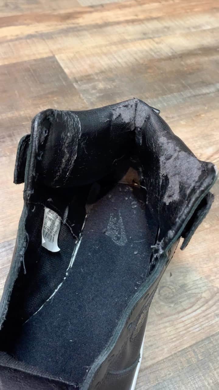 Sneaker At Randomのインスタグラム：「DUNK 内側の張替え  合皮がボロボロになったライニングとシュータン裏を本革に張替えました。  内側が劣化しベタついた状態で着用すると靴下が呪われるので要注意です。  #sneakeratrandom#スニーカーアトランダム#junkyard#ジャンクヤード#sneaker#スニーカー#スニーカー修理#スニーカーカスタム#市川#本八幡#高円寺#心斎橋#angeluspaint#アンジェラスペイント#arata#アラタ」