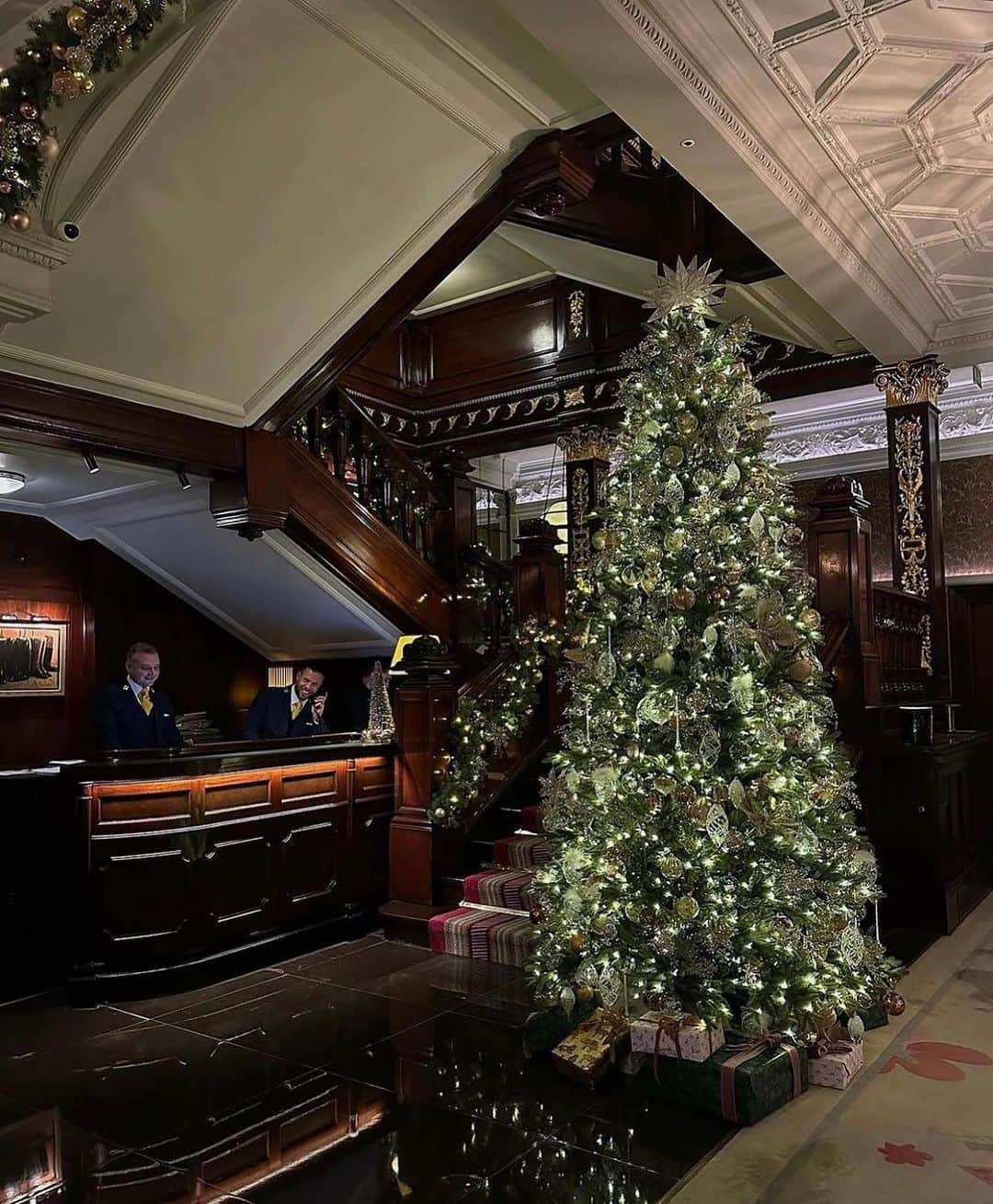 タニヤ・バーさんのインスタグラム写真 - (タニヤ・バーInstagram)「1. Spotted the dream Christmas tree at @theconnaught 🎄  2. If I hear “pop of red” one more time 🫠 (but also love wearing red) 3. Very good sushi 🍣  4. These look like the perfect December reads 5. In the Le Labo shop yesterday…couldn’t be more aesthetic  6. Pleased berets have made a comeback  7. Lost count of how many bottles of this stuff I’ve gone through. Just buy it. Trust me.  8. Baby all ready for winter snug as a 🐛  9. Pre-date night antiques shopping 10. Chicken pesto pasta with a side of the best candle and the best book (have finished the book now and can confidently say it’s one of the best if not THE best I’ve read all year).」11月20日 19時24分 - tanyaburr