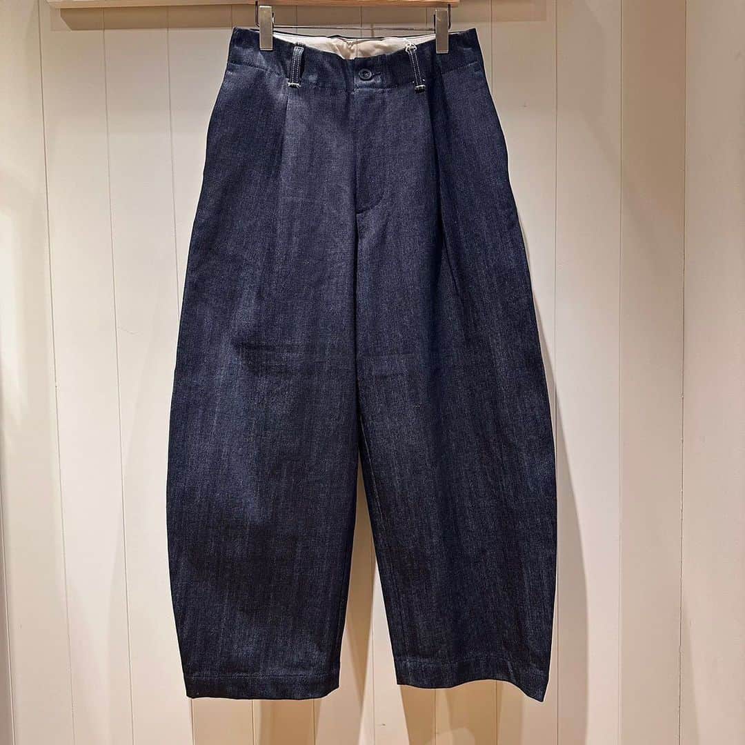 のインスタグラム：「【fennica】  HAND denim  item no:56-21-0002 price:26,400  size M  🔍商品の問い合わせは、電話orDMでも承っております。  ⚠️営業時間中での返答となりますので、お時間がかかる可能性がございます。予めご了承下さいませ。  ☎️078-335-2720  #beams#bprbeams#beamsplus#beamsboy#raybeams#kodomo#beamst#instafashion#instagood#outfit#outfitoftheday#fashion#ootd#beamskobe#kobe#japan#ビームス#fennica」