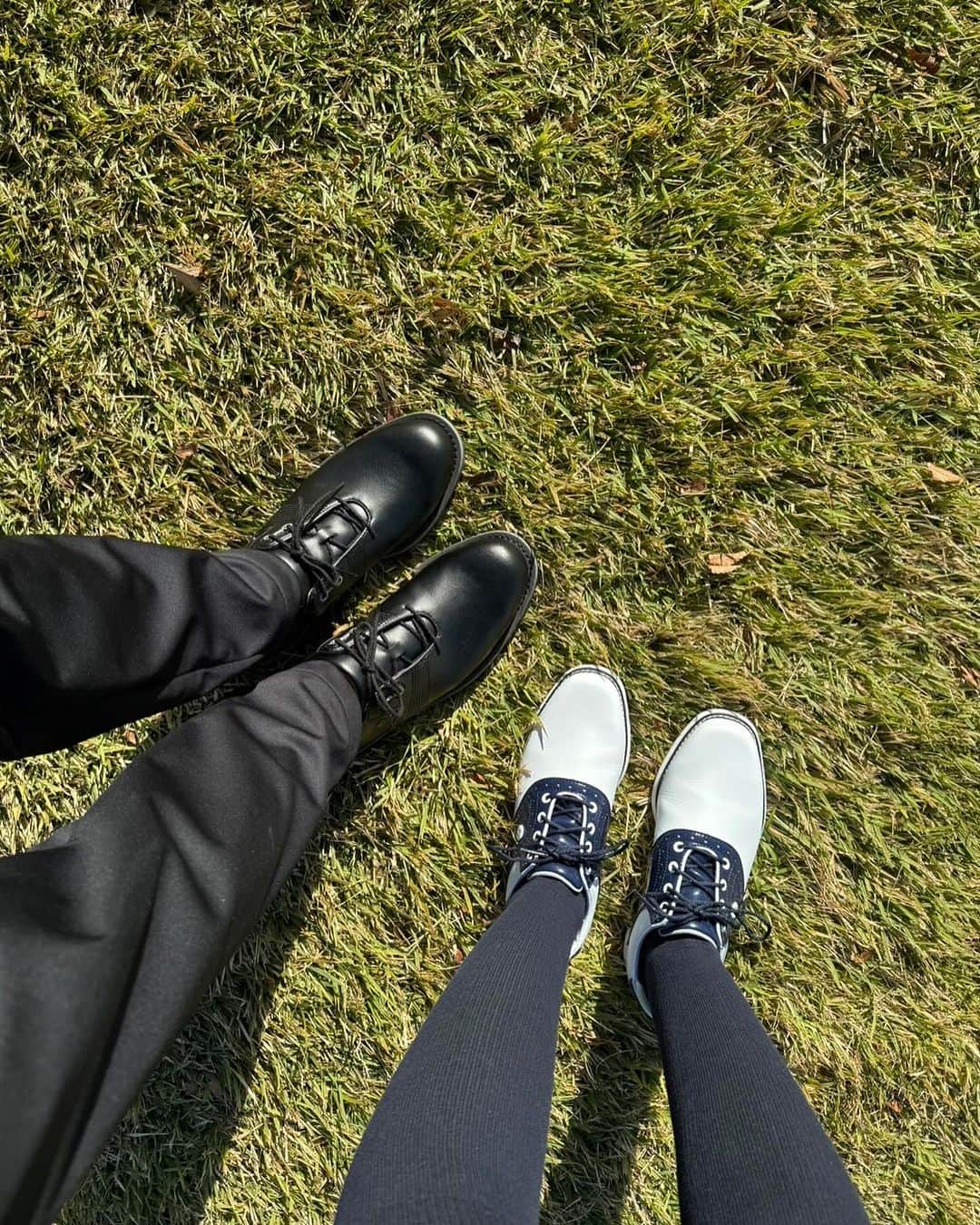 友永真也さんのインスタグラム写真 - (友永真也Instagram)「11月はゴルフ三昧🏌️ この時期は暑くも寒くもなく 天気が良いと最高です😆☀️  夫婦で同じ趣味を持てるって改めて良いなと思います😉 もちろんもウェアはいつもお揃いです⛳️ シューズは絶対にスパイクレス！と決めています🌟  @footjoy.japan」11月20日 19時25分 - tomonaga_shinya