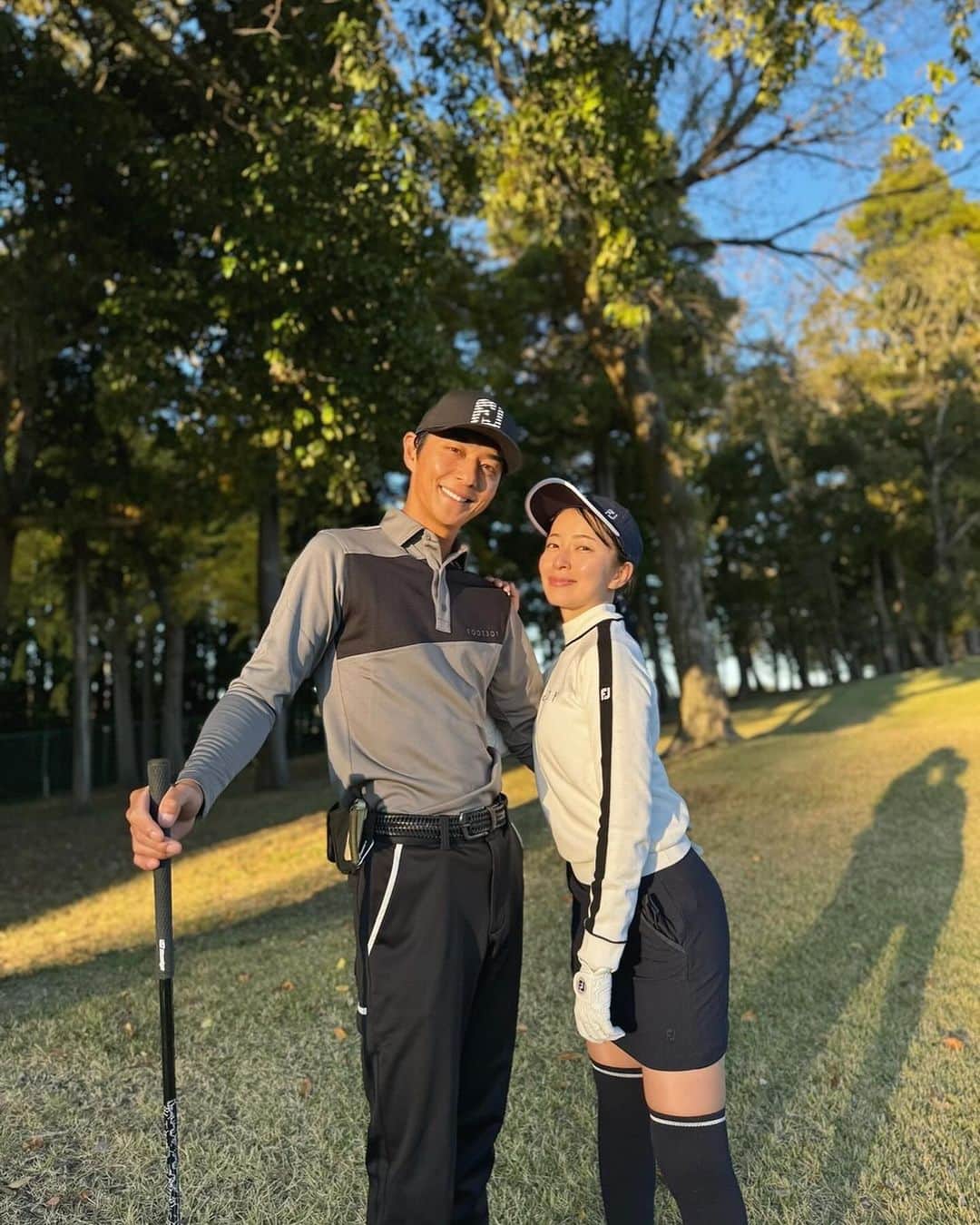 友永真也のインスタグラム：「11月はゴルフ三昧🏌️ この時期は暑くも寒くもなく 天気が良いと最高です😆☀️  夫婦で同じ趣味を持てるって改めて良いなと思います😉 もちろんもウェアはいつもお揃いです⛳️ シューズは絶対にスパイクレス！と決めています🌟  @footjoy.japan」