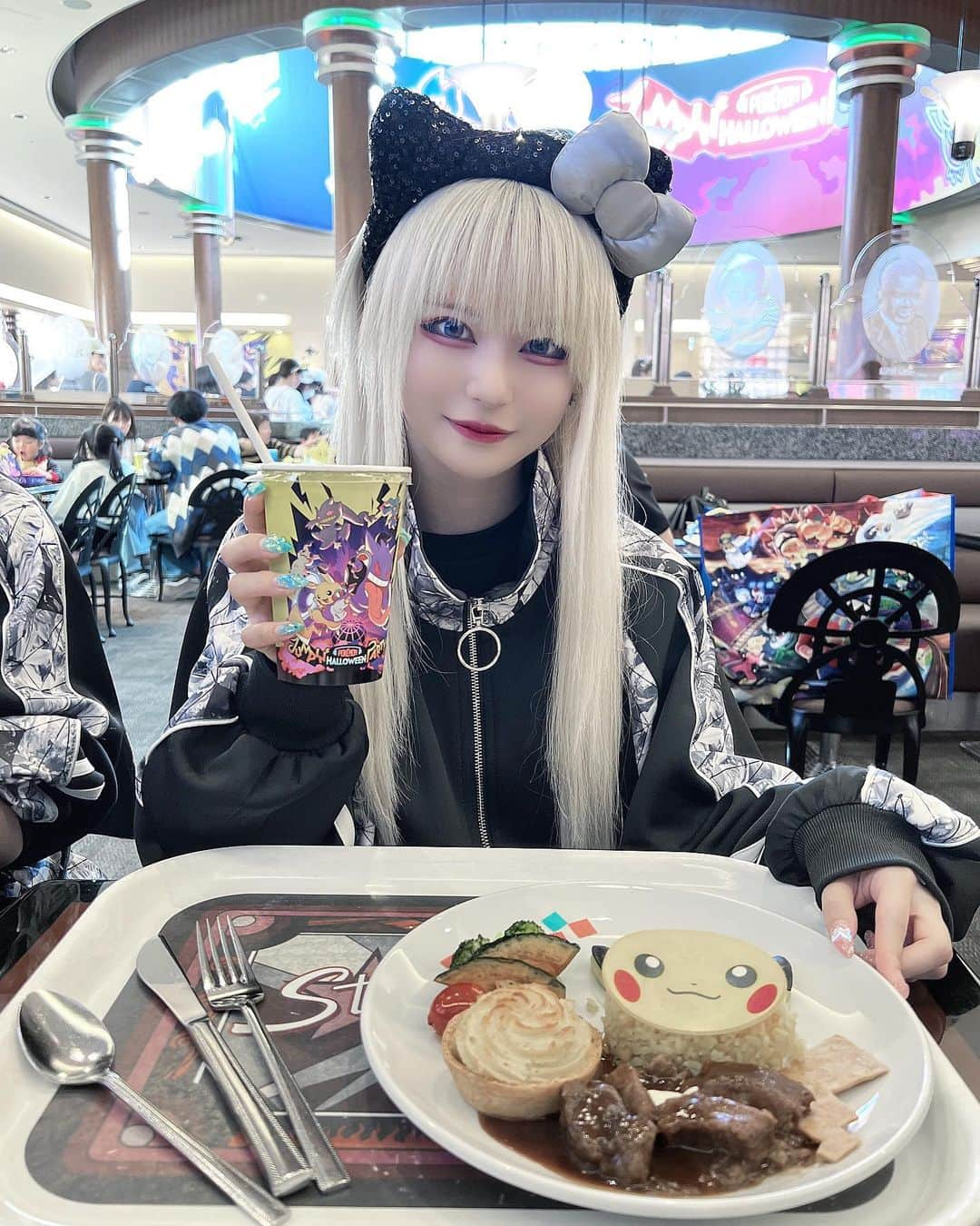 てのひらえるのインスタグラム：「ユニバ行った時の🐈‍⬛🌎 ・ ・ ・ ・ ・ #AdaNous #アダナス #usj #jfashion #hallokitty」