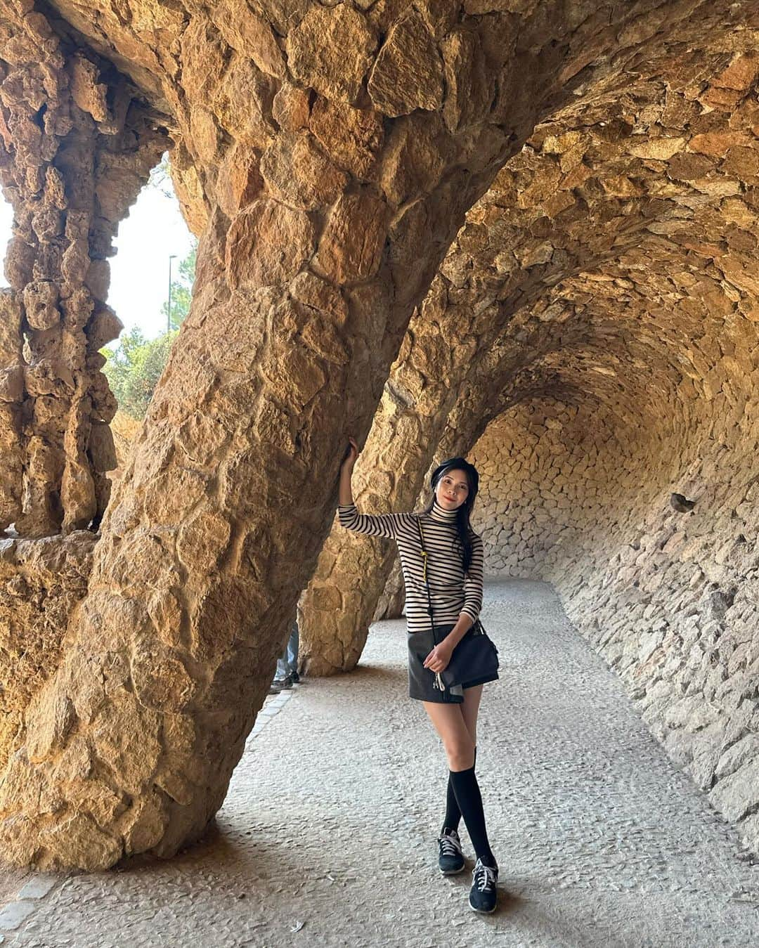 Yuika Matsuさんのインスタグラム写真 - (Yuika MatsuInstagram)「📍スペイン旅行 in バルセロナ🇪🇸 　 グエル公園🦎 　 世界遺産"アントニ・ガウディの作品群”のひとつ。 　 タイル装飾を施したオブジェの数々が見れて 曲線を描く建物も素敵すぎる💓  　 #ゆいか新婚旅行　 ⇧新婚旅行の投稿が好評だったので こちらのハッシュタグから全て見れるように まとめてます❤️ 　 #Spain#Barcelona  #旅行#海外旅行#バルセロナ#スペイン  #世界文化遺産 #ガウディ #建造物 #ヨーロッパ #スペイン#スペイン旅行#グエル公園　 #新婚旅行」11月20日 19時26分 - yuika00802