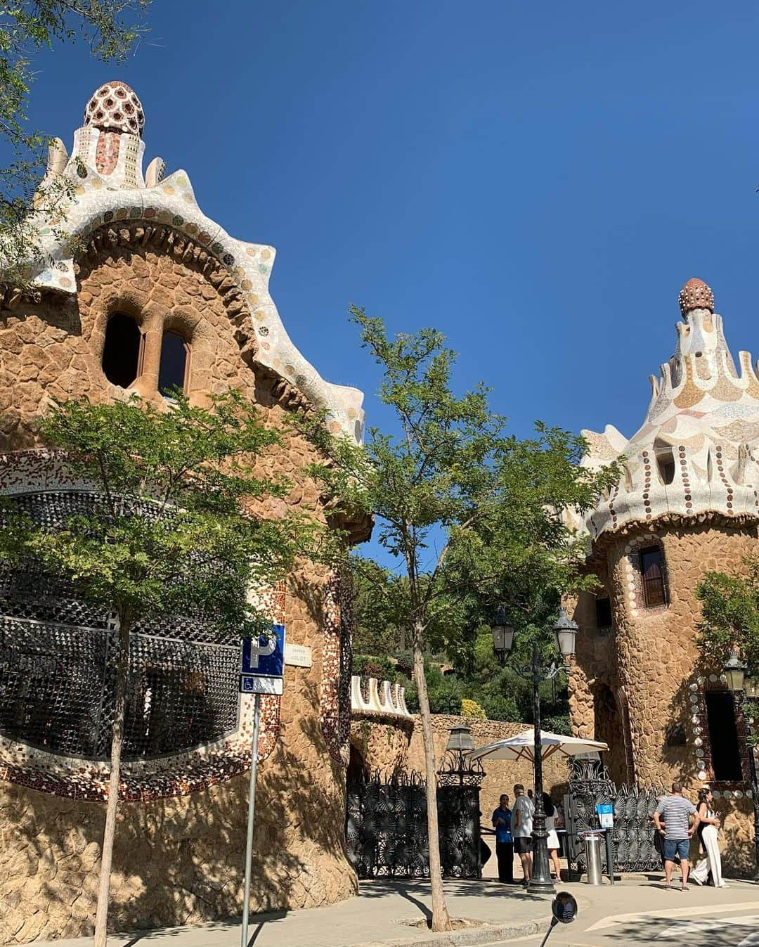 Yuika Matsuさんのインスタグラム写真 - (Yuika MatsuInstagram)「📍スペイン旅行 in バルセロナ🇪🇸 　 グエル公園🦎 　 世界遺産"アントニ・ガウディの作品群”のひとつ。 　 タイル装飾を施したオブジェの数々が見れて 曲線を描く建物も素敵すぎる💓  　 #ゆいか新婚旅行　 ⇧新婚旅行の投稿が好評だったので こちらのハッシュタグから全て見れるように まとめてます❤️ 　 #Spain#Barcelona  #旅行#海外旅行#バルセロナ#スペイン  #世界文化遺産 #ガウディ #建造物 #ヨーロッパ #スペイン#スペイン旅行#グエル公園　 #新婚旅行」11月20日 19時26分 - yuika00802