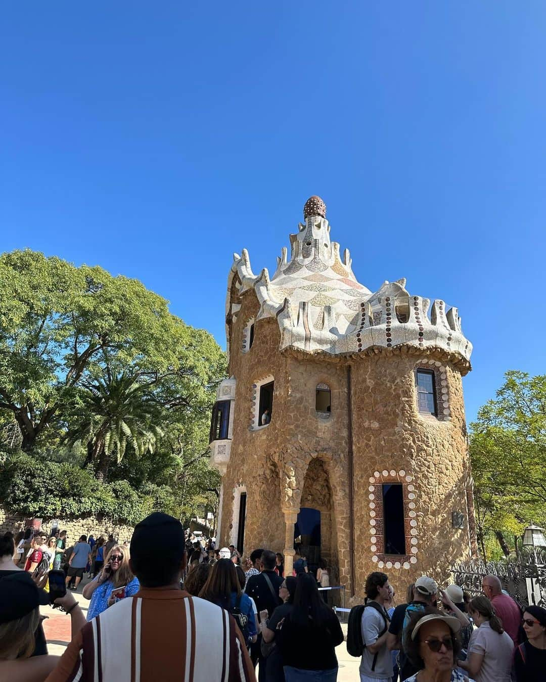 Yuika Matsuさんのインスタグラム写真 - (Yuika MatsuInstagram)「📍スペイン旅行 in バルセロナ🇪🇸 　 グエル公園🦎 　 世界遺産"アントニ・ガウディの作品群”のひとつ。 　 タイル装飾を施したオブジェの数々が見れて 曲線を描く建物も素敵すぎる💓  　 #ゆいか新婚旅行　 ⇧新婚旅行の投稿が好評だったので こちらのハッシュタグから全て見れるように まとめてます❤️ 　 #Spain#Barcelona  #旅行#海外旅行#バルセロナ#スペイン  #世界文化遺産 #ガウディ #建造物 #ヨーロッパ #スペイン#スペイン旅行#グエル公園　 #新婚旅行」11月20日 19時26分 - yuika00802