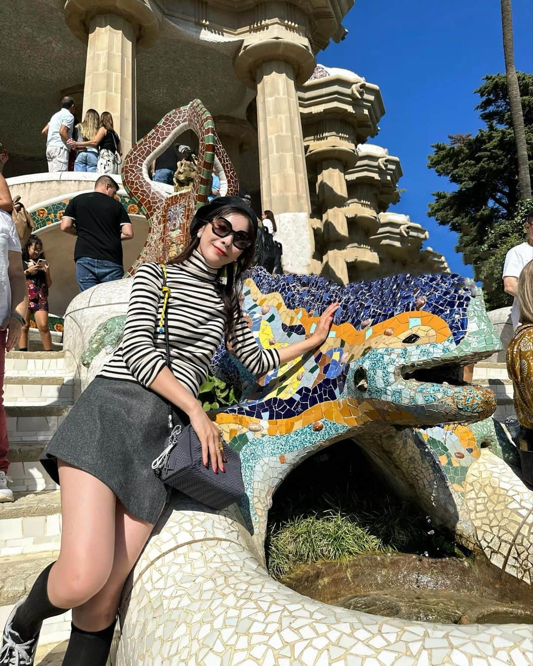 Yuika Matsuのインスタグラム：「📍スペイン旅行 in バルセロナ🇪🇸 　 グエル公園🦎 　 世界遺産"アントニ・ガウディの作品群”のひとつ。 　 タイル装飾を施したオブジェの数々が見れて 曲線を描く建物も素敵すぎる💓  　 #ゆいか新婚旅行　 ⇧新婚旅行の投稿が好評だったので こちらのハッシュタグから全て見れるように まとめてます❤️ 　 #Spain#Barcelona  #旅行#海外旅行#バルセロナ#スペイン  #世界文化遺産 #ガウディ #建造物 #ヨーロッパ #スペイン#スペイン旅行#グエル公園　 #新婚旅行」