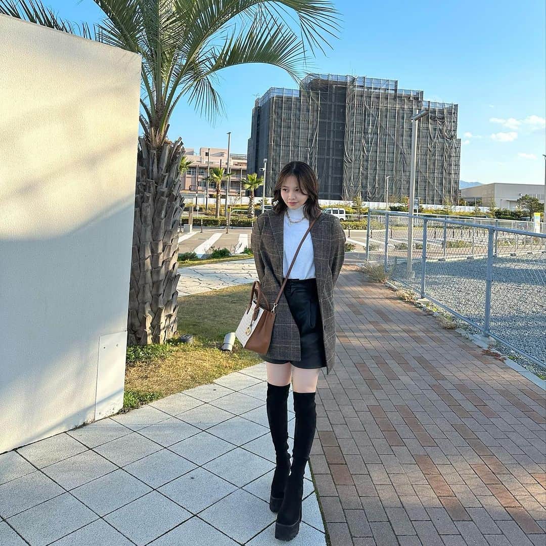 新田あゆなのインスタグラム：「・ 家族day👨‍👩‍👦♡ 最近ゆっくりお出かけしてなかったから久しぶりに家族で泉南ロングパークへ🚗³₃、  出店とか沢山出ててすっごい賑わってた～!! 色んなワンチャン🐶達にも会えて癒されたなぁ🤍  #家族の時間  #幸せな瞬間をもっと世界に」