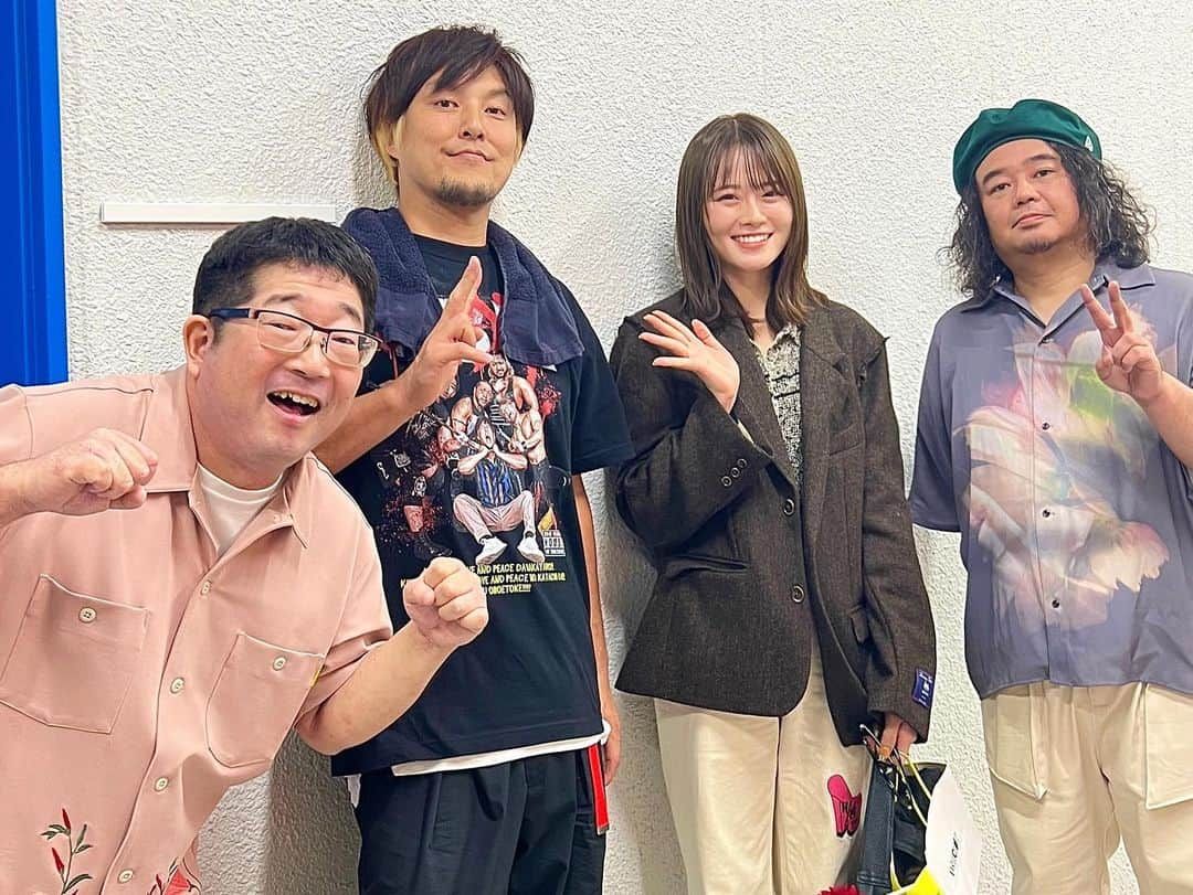 山崎怜奈さんのインスタグラム写真 - (山崎怜奈Instagram)「・ サンボマスター横浜アリーナライブ、最高でした💐💐  「キミこそ光」「おめえこそが光なんだって証明させろ」 「報われる日はもうすぐそこだよ」 「笑っておくれ」「笑ってるかい！」「幸せになれ」 「キミはできるよ」「キミを信じてるんだよ」 「何があってもキミはずっと美しいまんまなんだよ」  力が漲る言葉の数々を、何年も何にも変わらない熱さで届けてくれるから、笑顔になれちゃうし、できっこないをやらなくちゃって思えてくる。  毎日ラジオの生放送をしていると、人間だから波があって「もうパワーでない！元気を自家発電できない！」 って日もたまにありまして…… そんな時はサンボマスターの曲でエンジン注入してて。  よくTOKYO FMの昼に曲がかかってる、と山口さんが知っていてくださってるとは思いもせず、嬉しくて震えました。  これから先、悲しいこと、ムカつくことがあったら、 横浜アリーナであの美しい花束のひとつになったことを思い出して、精一杯輝いて生きてこうと思います。  ありがとうございました。全員優勝！！ 💐💐💐」11月20日 19時36分 - rena_yamazaki.official