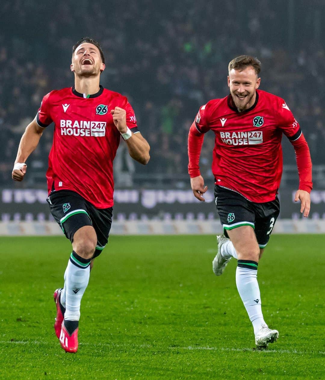 のインスタグラム：「𝐀𝐮𝐟 𝐢𝐧 𝐝𝐢𝐞 𝐇𝐞𝐢𝐦𝐬𝐩𝐢𝐞𝐥-𝐖𝐨𝐜𝐡𝐞 🤩  📸: @presse.ninja   #H96 #Hannover96 #NiemalsAllein ⚫️⚪️💚」