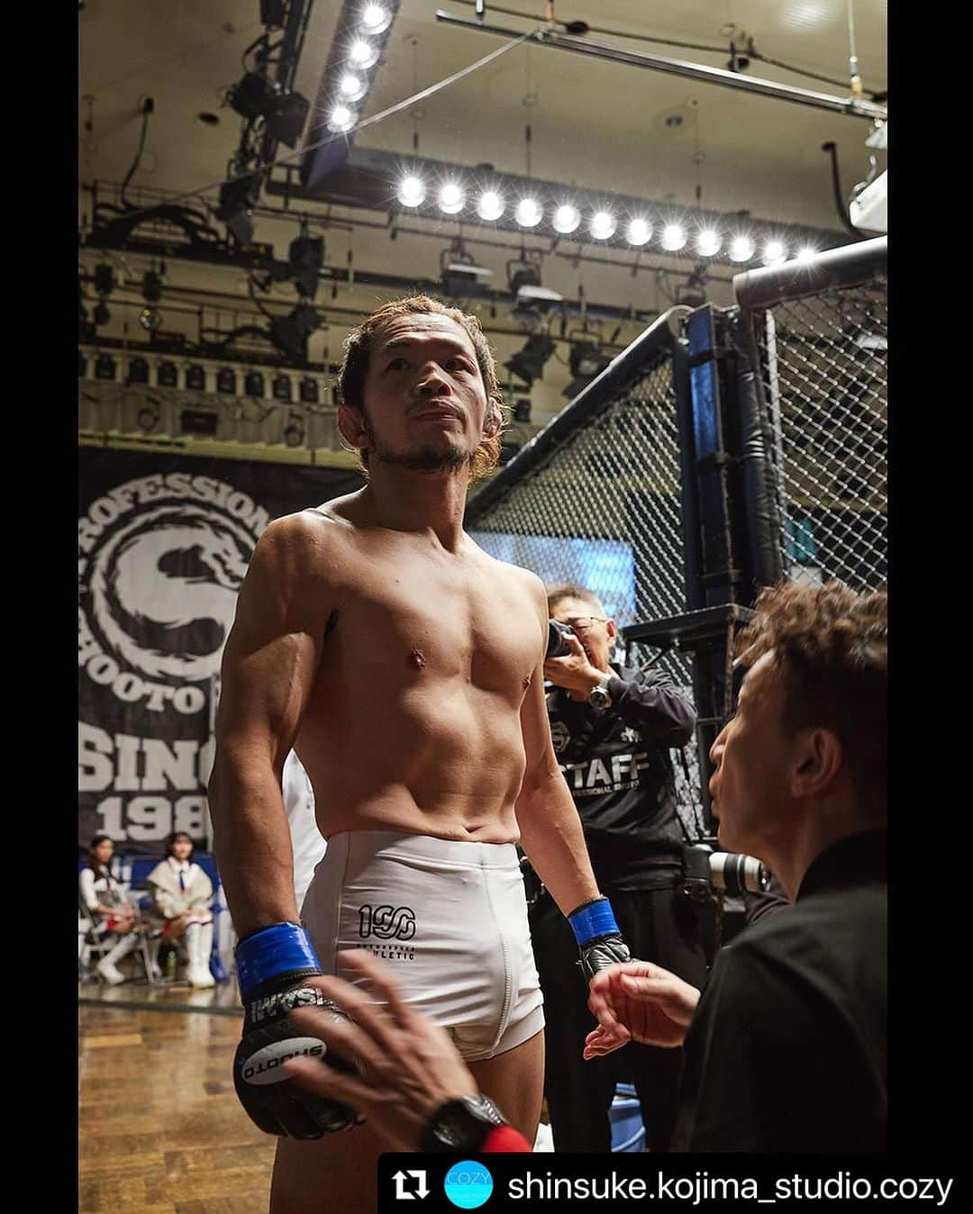 宇野薫さんのインスタグラム写真 - (宇野薫Instagram)「小嶋さんありがとうございます‼︎  #shooto1119   #Repost @shinsuke.kojima_studio.cozy with @use.repost ・・・ 宇野さん復帰戦お疲れさまでした。 戦う姿を間近で撮影させて頂き光栄でした。 そして直前にも関わらずケージサイドで撮影ができるよう、話を通して下さった毅さん、ありがとうございました🙇‍♂️　 怪我が大事に至らないことを祈ります🙏　@caoluno @takeshiuno_a @onehundred_athletic #宇野薫 #修斗 #mma #総合格闘技」11月20日 19時29分 - caoluno