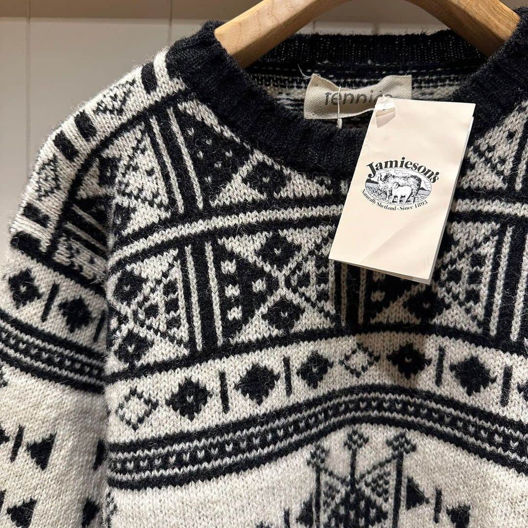 ビームス神戸さんのインスタグラム写真 - (ビームス神戸Instagram)「【fennica】  Jamieson's Knitwear × fennica / 別注 プルオーバーニット  item no:56-15-0015 price:31,900  英国のシェットランド島最古のニットファクトリー〈Jamieson's Knitwear〉に別注したニット🧶 アフリカのフルベ族の織物からインスピレーションを受け、柄とカラーバランスを考慮しオーダー✨ 男女兼用でデニムやミリタリーパンツに合わせて、肌触りの良いナチュラルで柔らかな風合い、軽くて暖かい着心地を楽しめるアイテムです👍  🔍商品の問い合わせは、電話orDMでも承っております。  ⚠️営業時間中での返答となりますので、お時間がかかる可能性がございます。予めご了承下さいませ。  ☎️078-335-2720  #beams#bprbeams#beamsplus#beamsboy#raybeams#kodomo#beamst#instafashion#instagood#outfit#outfitoftheday#fashion#ootd#beamskobe#kobe#japan#ビームス#fennica」11月20日 19時30分 - beams_kobe