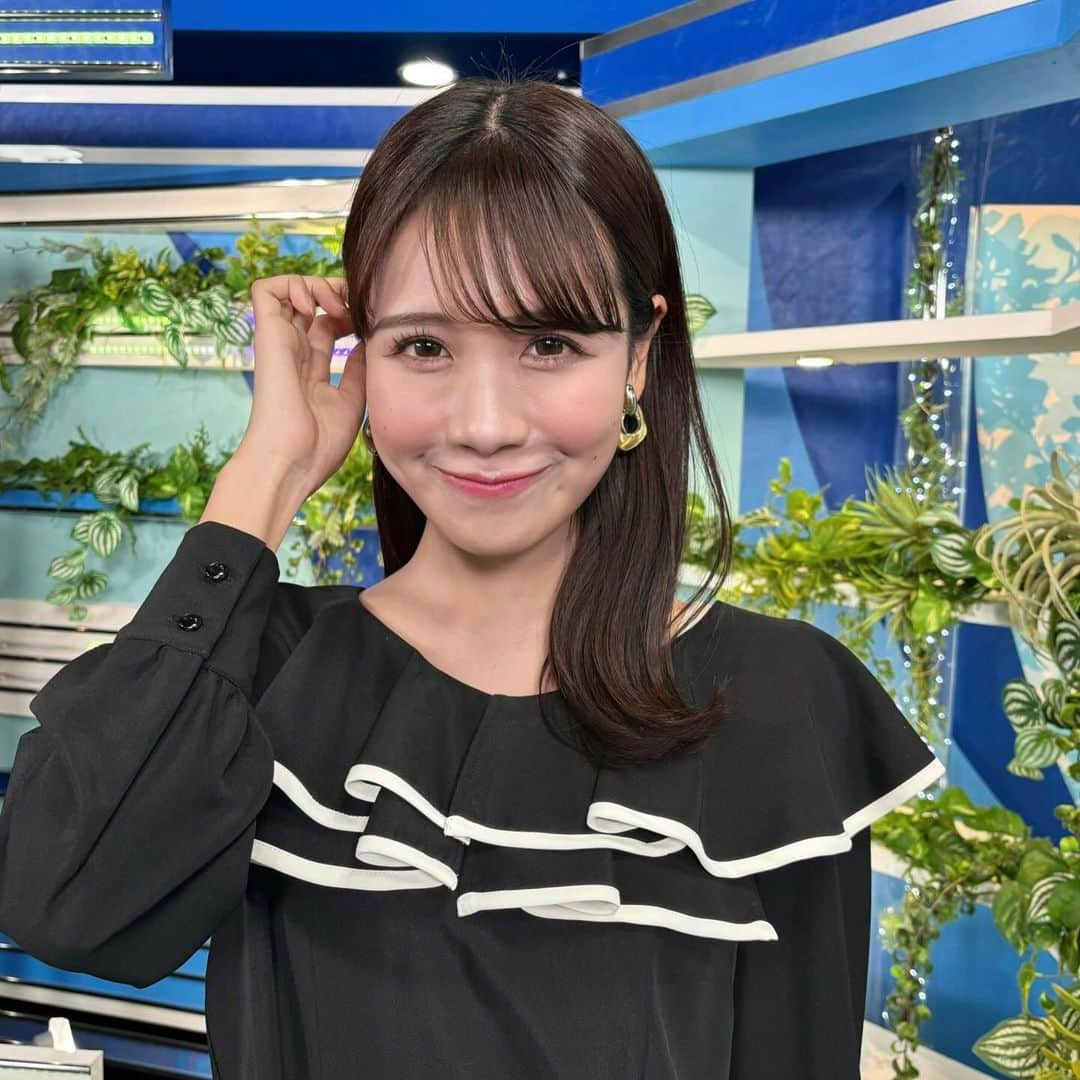 戸北美月さんのインスタグラム写真 - (戸北美月Instagram)「. 週明け月曜日、今日も1日お疲れ様でした🐰  ブラウスは @resexxy_official さん、 ジョガーパンツは @opaque.clip さん、 イヤリングは @jemica_tokyo さんのものです🖤  きれいめなパンツスタイルがとっても好みでした☺️  素敵なお衣装、アクセサリー、スタイリングをありがとうございます！  #ウェザーニュース #ウェザーニュースlive」11月20日 19時31分 - mizuki_tokita