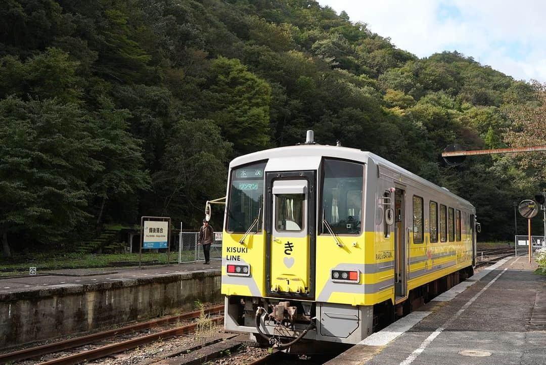 伊藤桃さんのインスタグラム写真 - (伊藤桃Instagram)「【#備後落合駅 】 油木駅から#木次線 に乗車して、再び備後落合駅に来た伊藤。 訪れたら朝9時台は備後落合駅に列車が落ち合う時間🚞 2枚目: 私が乗車してきた木次線の列車も折り返していき… ちなみに#キハ120 1！！ 3枚目: そして#カープ ラッピングのキハ120も芸備線三次方面へと向かって走っていきました。 * ここから次の列車の発車は約4時間。 こんなに長く備後落合駅に居られたことはない喜び🥰 まずはざっと駅のご紹介🥺‼️ * 4枚目: このレトロな表記がよき。駅外観！ 5枚目: 上に煙突があるのが分かるでしょうか？ この備後落合駅は…かつては有人駅、それも100人以上の方が働く大きな駅だったのです。 6枚目: 今は無人駅。でも、待合室には木次線、芸備線、そして備後落合駅にまつわる展示がなされていました。 本やかつての新聞記事、そして写真などもあり見ているだけでも時間があつまとゆーま！ * 7枚目: ホームにもいってみましょう。 8枚目: 備後落合駅には蒸気機関車もきていました。 転車台、そして苔むした給炭所がその名残… * 9枚目: 芸備線ホームは島式。 その奥にも 10枚目: 待合所があります。 同じくおろち待ちの方かな？すやすや仮眠していたのが印象的でした。笑 * つぎは…この備後落合駅を愛する人たちのおはなし。 みてねー！💛 #芸備線 #秘境駅 #ぶらり途中下車の旅 #駅 #レトロ駅」11月20日 19時37分 - itomomo_tetsu