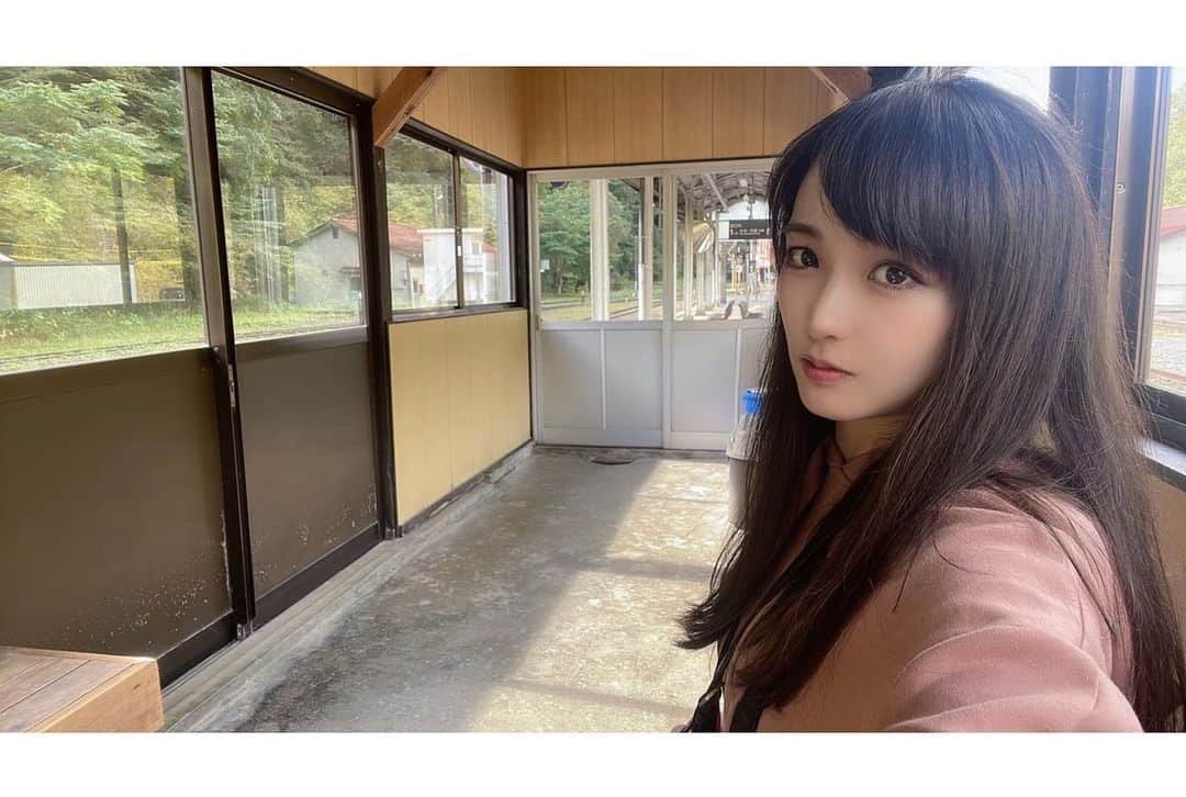 伊藤桃さんのインスタグラム写真 - (伊藤桃Instagram)「【#備後落合駅 】 油木駅から#木次線 に乗車して、再び備後落合駅に来た伊藤。 訪れたら朝9時台は備後落合駅に列車が落ち合う時間🚞 2枚目: 私が乗車してきた木次線の列車も折り返していき… ちなみに#キハ120 1！！ 3枚目: そして#カープ ラッピングのキハ120も芸備線三次方面へと向かって走っていきました。 * ここから次の列車の発車は約4時間。 こんなに長く備後落合駅に居られたことはない喜び🥰 まずはざっと駅のご紹介🥺‼️ * 4枚目: このレトロな表記がよき。駅外観！ 5枚目: 上に煙突があるのが分かるでしょうか？ この備後落合駅は…かつては有人駅、それも100人以上の方が働く大きな駅だったのです。 6枚目: 今は無人駅。でも、待合室には木次線、芸備線、そして備後落合駅にまつわる展示がなされていました。 本やかつての新聞記事、そして写真などもあり見ているだけでも時間があつまとゆーま！ * 7枚目: ホームにもいってみましょう。 8枚目: 備後落合駅には蒸気機関車もきていました。 転車台、そして苔むした給炭所がその名残… * 9枚目: 芸備線ホームは島式。 その奥にも 10枚目: 待合所があります。 同じくおろち待ちの方かな？すやすや仮眠していたのが印象的でした。笑 * つぎは…この備後落合駅を愛する人たちのおはなし。 みてねー！💛 #芸備線 #秘境駅 #ぶらり途中下車の旅 #駅 #レトロ駅」11月20日 19時37分 - itomomo_tetsu